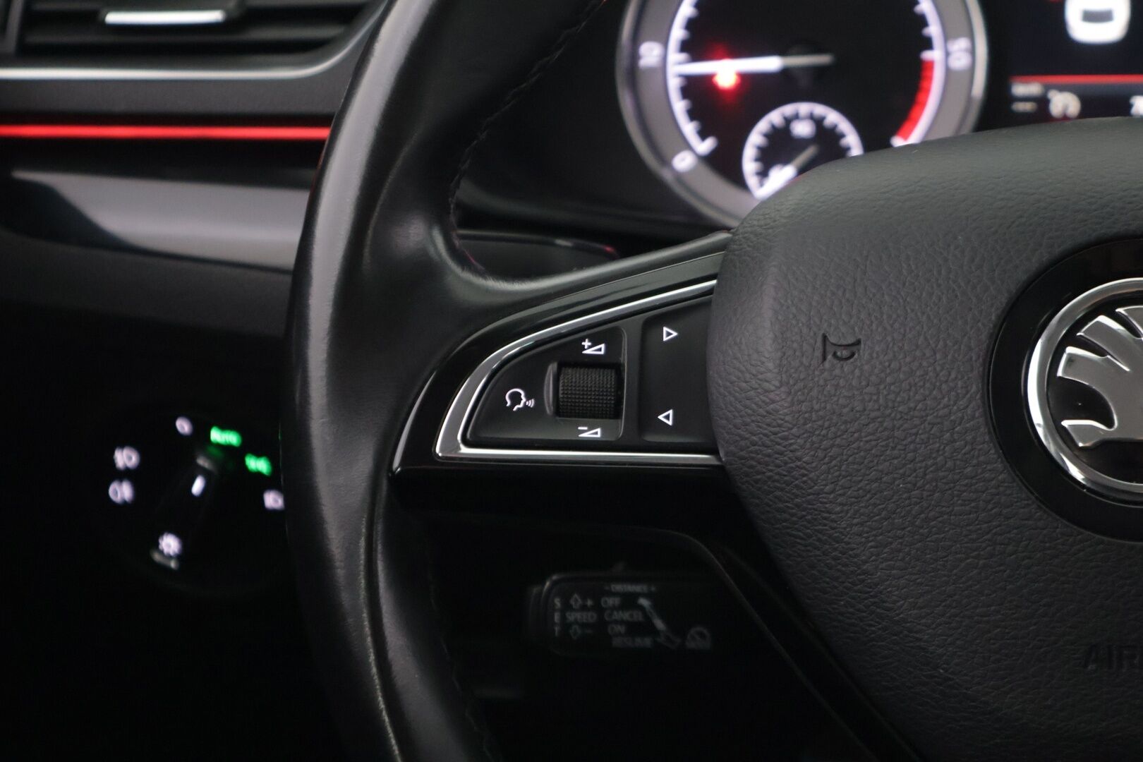 Skoda Superb 2017 Combi 2,0 TDI 190 4x4 L&K DSG Autom - L&K / Pa-lämmitin / Sähköpenkit - kuskinpenkki muistilla / Hyvät talvirenkaat/ Siisti!