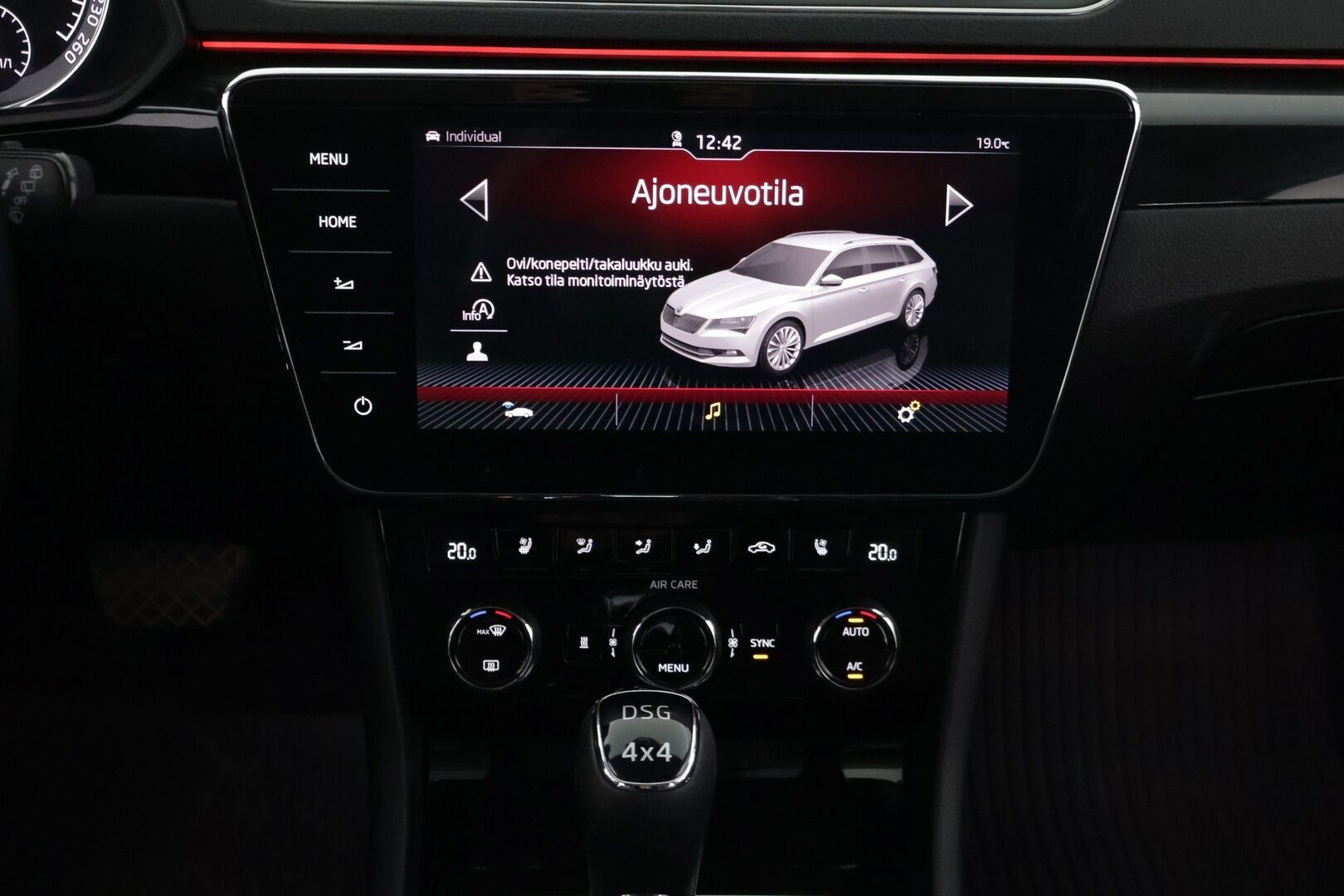 Skoda Superb 2017 Combi 2,0 TDI 190 4x4 L&K DSG Autom - L&K / Pa-lämmitin / Sähköpenkit - kuskinpenkki muistilla / Hyvät talvirenkaat/ Siisti!