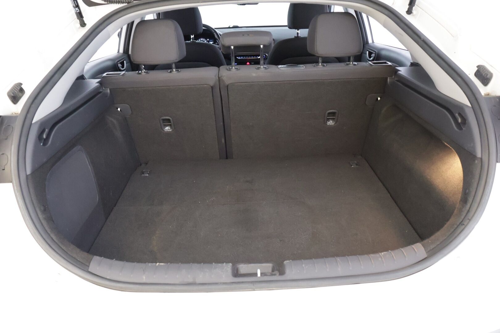 Hyundai IONIQ ELECTRIC 2019 Style * Adapt.Vakkari / P-Kamera / Ilmalämpöpumppu / Keyless / AppleCarPlay * - 2x Renkaat & Vanteet / Juuri katsastettu! - Osta nyt, maksa vasta ensi vuonna