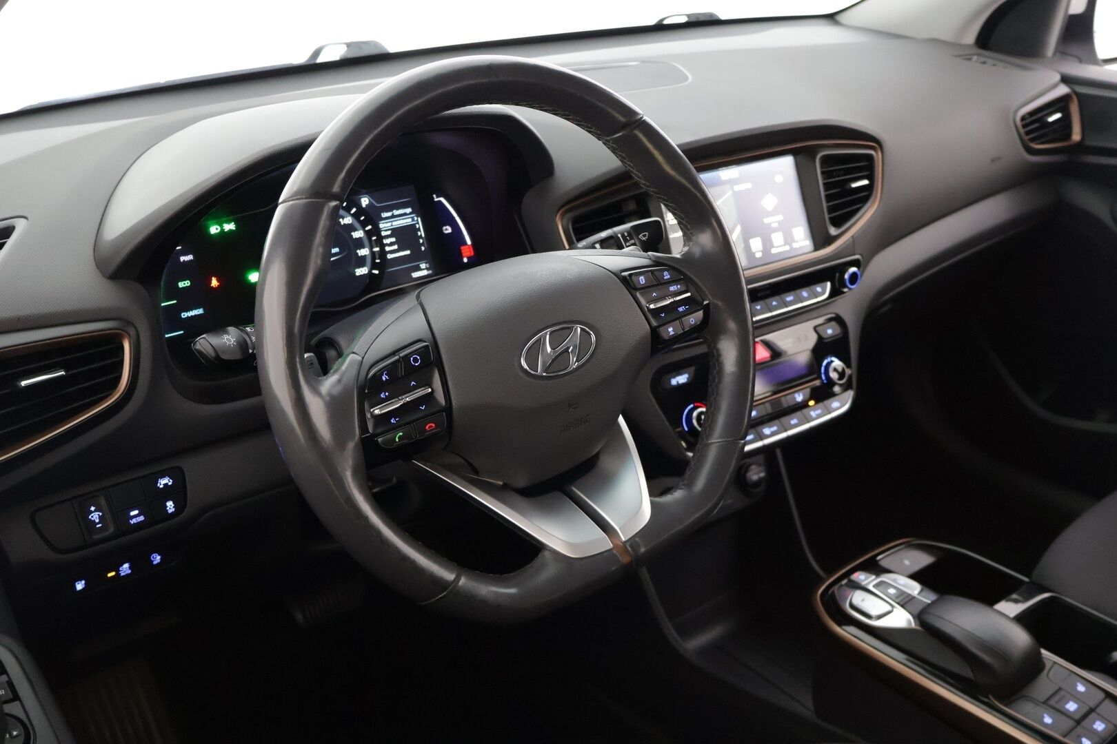 Hyundai IONIQ ELECTRIC 2019 Style * Adapt.Vakkari / P-Kamera / Ilmalämpöpumppu / Keyless / AppleCarPlay * - 2x Renkaat & Vanteet / Juuri katsastettu! - Osta nyt, maksa vasta ensi vuonna