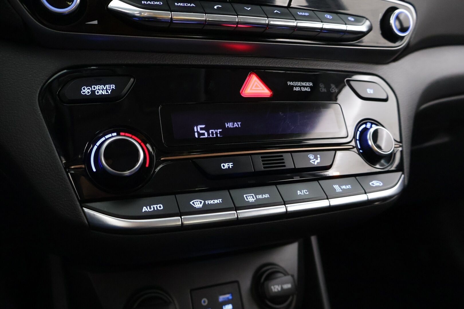 Hyundai IONIQ ELECTRIC 2019 Style * Adapt.Vakkari / P-Kamera / Ilmalämpöpumppu / Keyless / AppleCarPlay * - 2x Renkaat & Vanteet / Juuri katsastettu! - Osta nyt, maksa vasta ensi vuonna