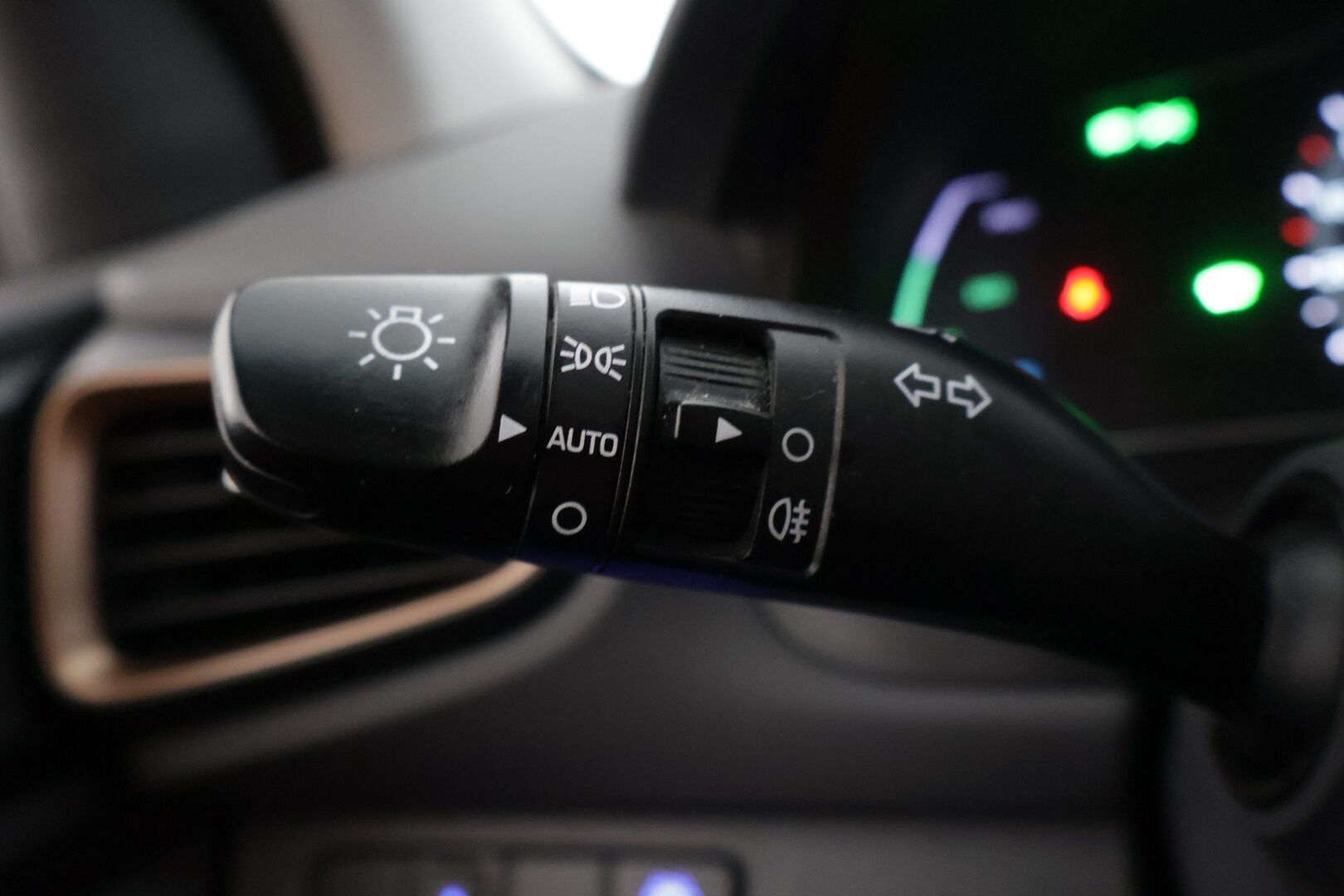 Hyundai IONIQ ELECTRIC 2019 Style * Adapt.Vakkari / P-Kamera / Ilmalämpöpumppu / Keyless / AppleCarPlay * - 2x Renkaat & Vanteet / Juuri katsastettu!