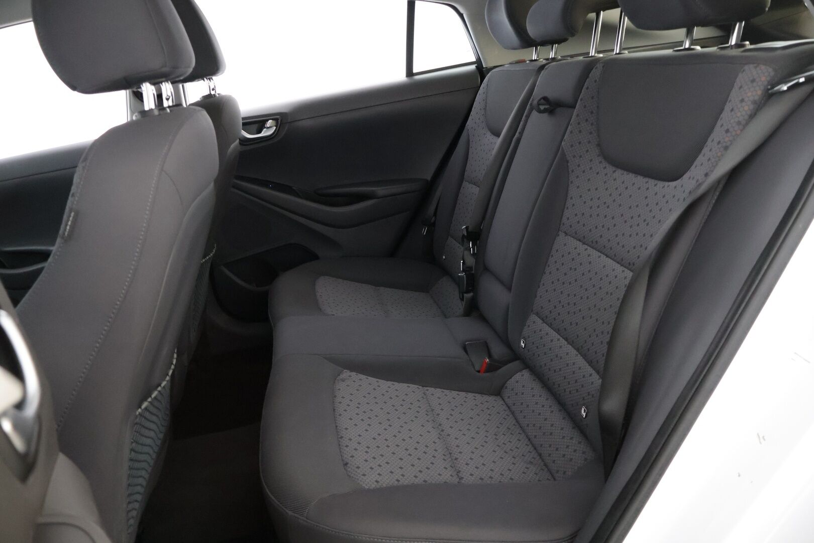 Hyundai IONIQ ELECTRIC 2019 Style * Adapt.Vakkari / P-Kamera / Ilmalämpöpumppu / Keyless / AppleCarPlay * - 2x Renkaat & Vanteet / Juuri katsastettu! - Osta nyt, maksa vasta ensi vuonna