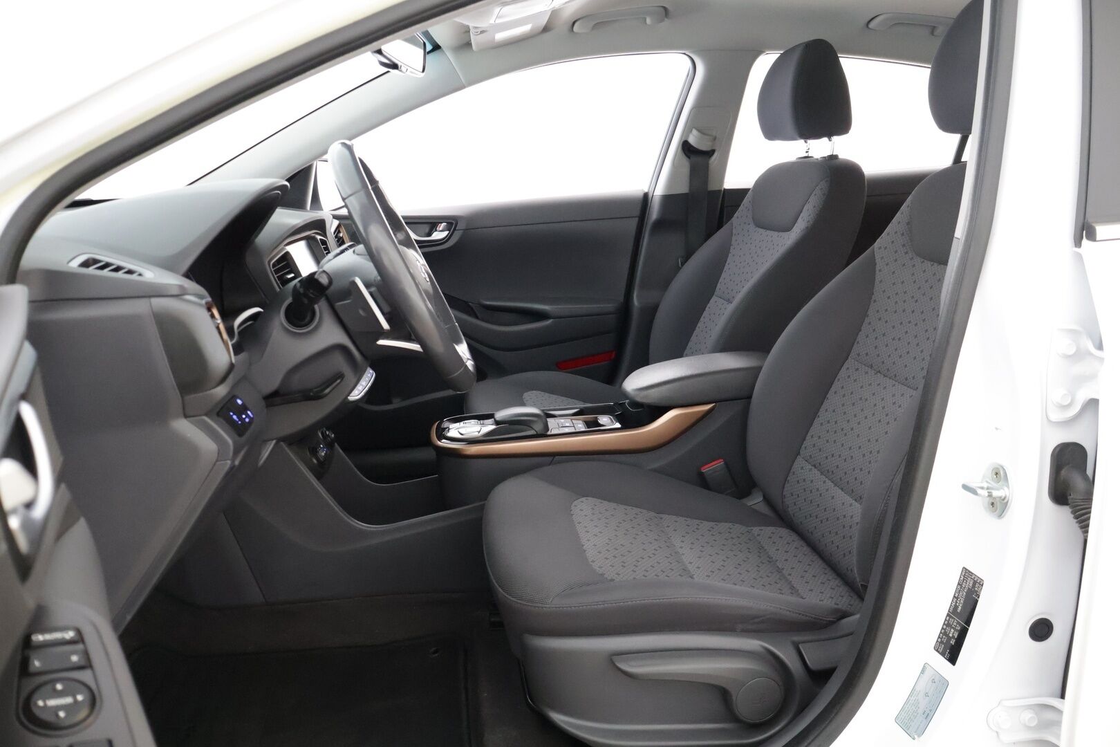 Hyundai IONIQ ELECTRIC 2019 Style * Adapt.Vakkari / P-Kamera / Ilmalämpöpumppu / Keyless / AppleCarPlay * - 2x Renkaat & Vanteet / Juuri katsastettu!