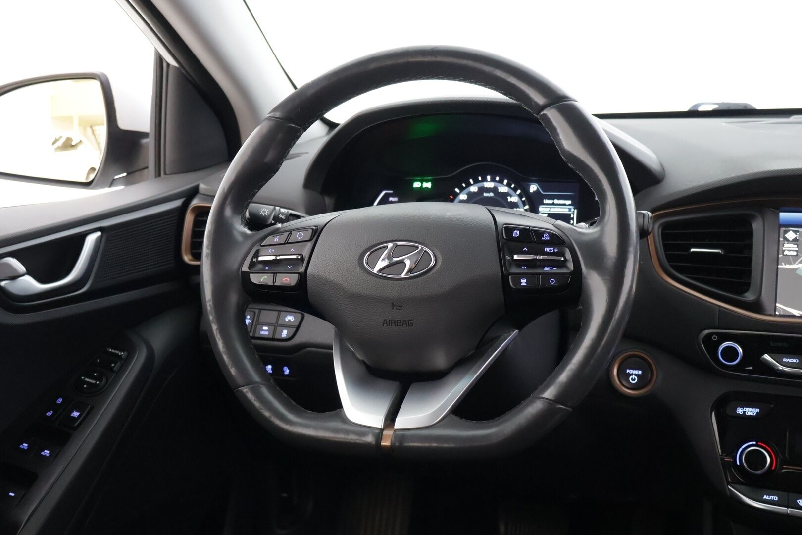 Hyundai IONIQ ELECTRIC 2019 Style * Adapt.Vakkari / P-Kamera / Ilmalämpöpumppu / Keyless / AppleCarPlay * - 2x Renkaat & Vanteet / Juuri katsastettu! - Osta nyt, maksa vasta ensi vuonna