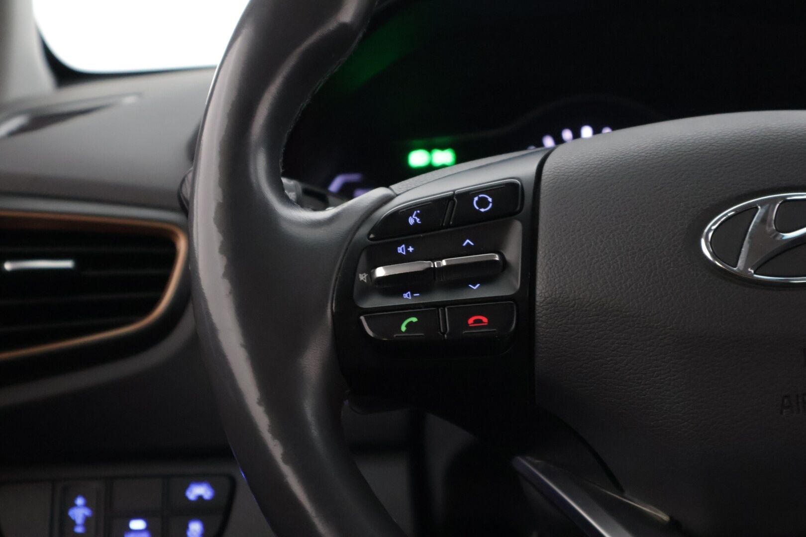 Hyundai IONIQ ELECTRIC 2019 Style * Adapt.Vakkari / P-Kamera / Ilmalämpöpumppu / Keyless / AppleCarPlay * - 2x Renkaat & Vanteet / Juuri katsastettu! - Osta nyt, maksa vasta ensi vuonna