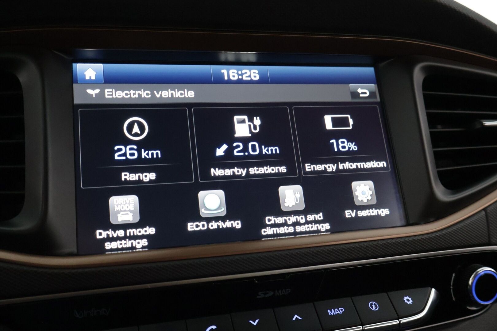 Hyundai IONIQ ELECTRIC 2019 Style * Adapt.Vakkari / P-Kamera / Ilmalämpöpumppu / Keyless / AppleCarPlay * - 2x Renkaat & Vanteet / Juuri katsastettu! - Osta nyt, maksa vasta ensi vuonna