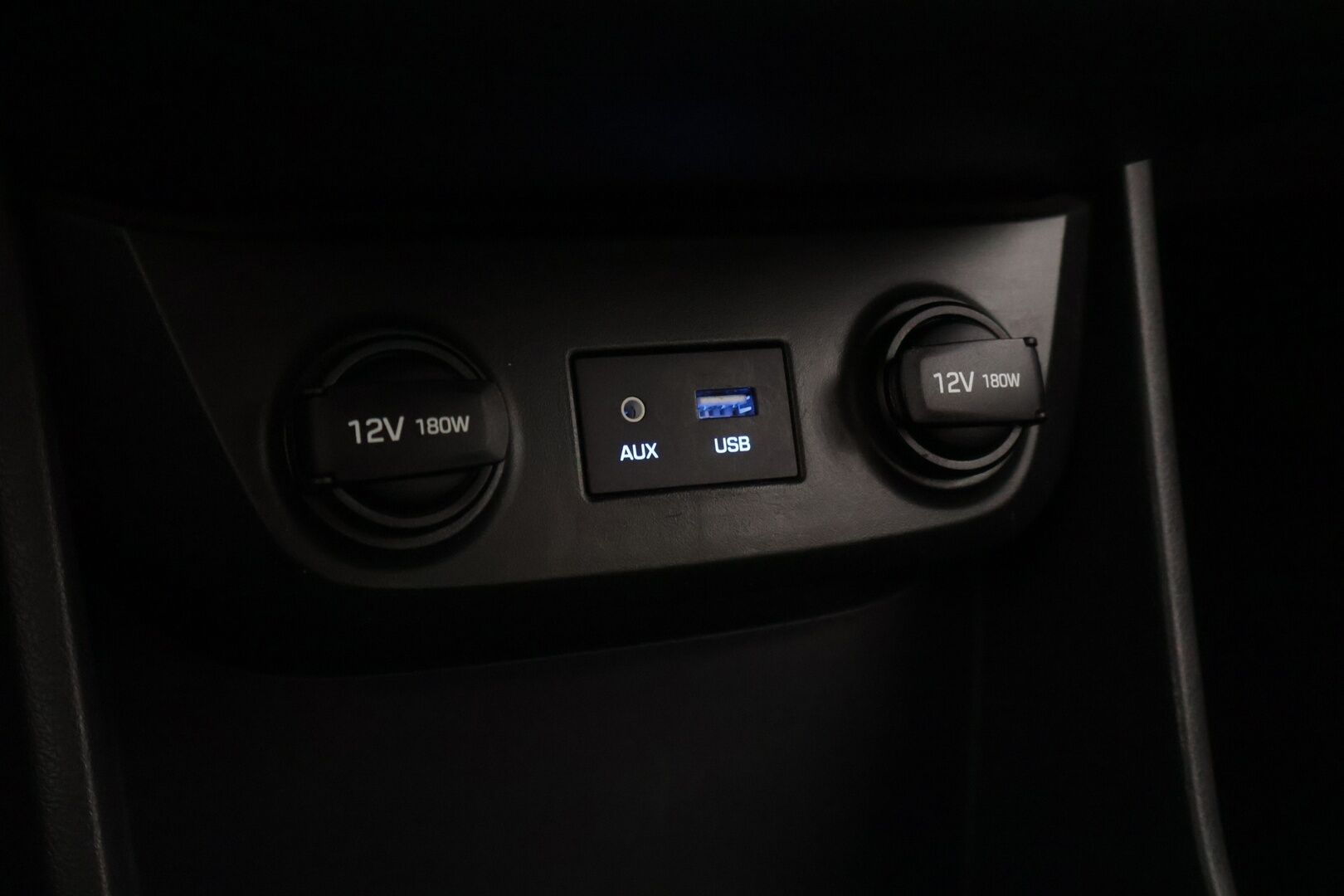 Hyundai IONIQ ELECTRIC 2019 Style * Adapt.Vakkari / P-Kamera / Ilmalämpöpumppu / Keyless / AppleCarPlay * - 2x Renkaat & Vanteet / Juuri katsastettu! - Osta nyt, maksa vasta ensi vuonna