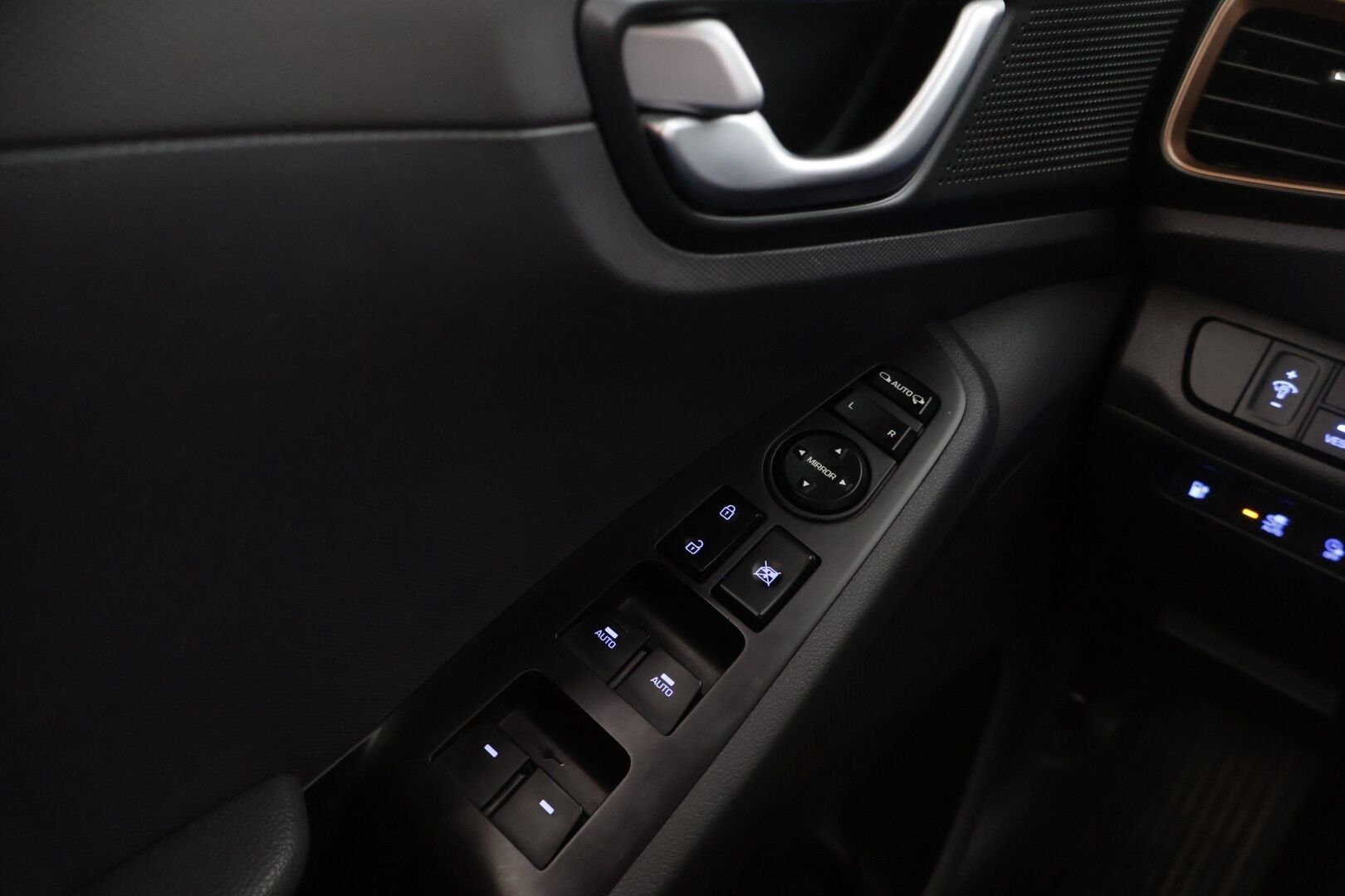 Hyundai IONIQ ELECTRIC 2019 IONIQ Style * Adapt.Vakkari / P-Kamera / Ilmalämpöpumppu / Keyless / AppleCarPlay * - 2x Renkaat & Vanteet / Juuri katsastettu!
