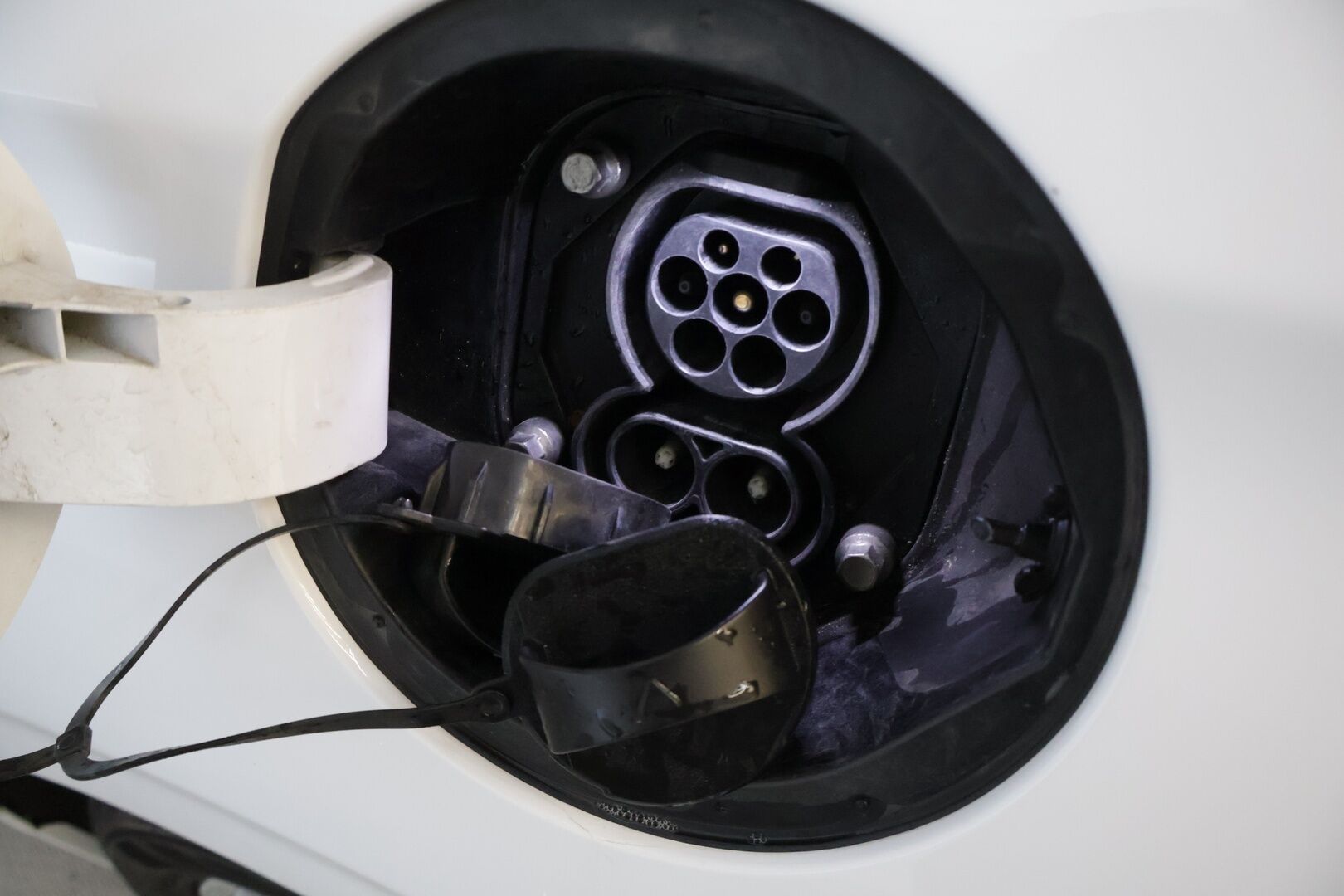 Hyundai IONIQ ELECTRIC 2019 Style * Adapt.Vakkari / P-Kamera / Ilmalämpöpumppu / Keyless / AppleCarPlay * - 2x Renkaat & Vanteet / Juuri katsastettu! - Osta nyt, maksa vasta ensi vuonna