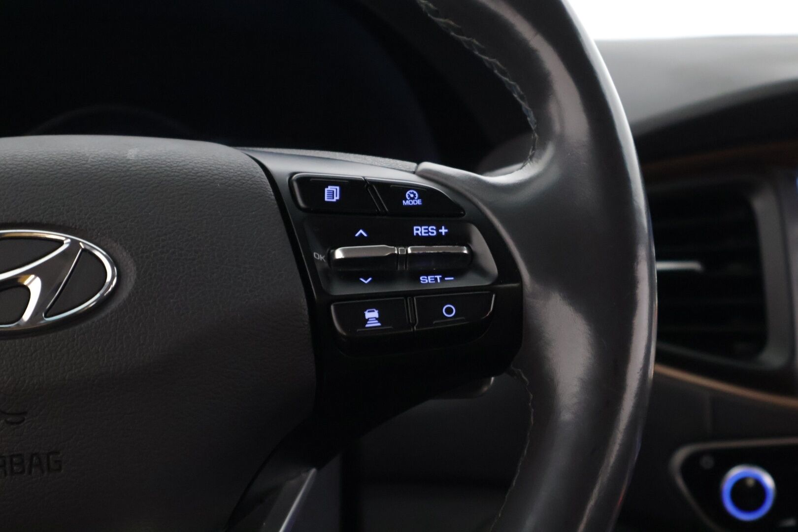 Hyundai IONIQ ELECTRIC 2019 Style * Adapt.Vakkari / P-Kamera / Ilmalämpöpumppu / Keyless / AppleCarPlay * - 2x Renkaat & Vanteet / Juuri katsastettu! - Osta nyt, maksa vasta ensi vuonna