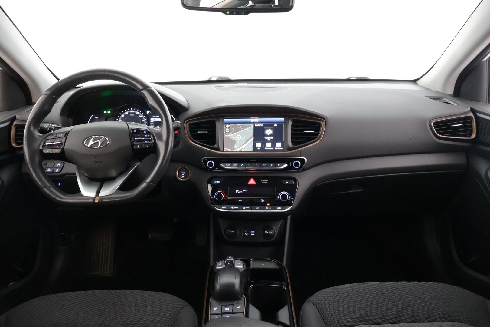 Hyundai IONIQ ELECTRIC 2019 Style * Adapt.Vakkari / P-Kamera / Ilmalämpöpumppu / Keyless / AppleCarPlay * - 2x Renkaat & Vanteet / Juuri katsastettu! - Osta nyt, maksa vasta ensi vuonna