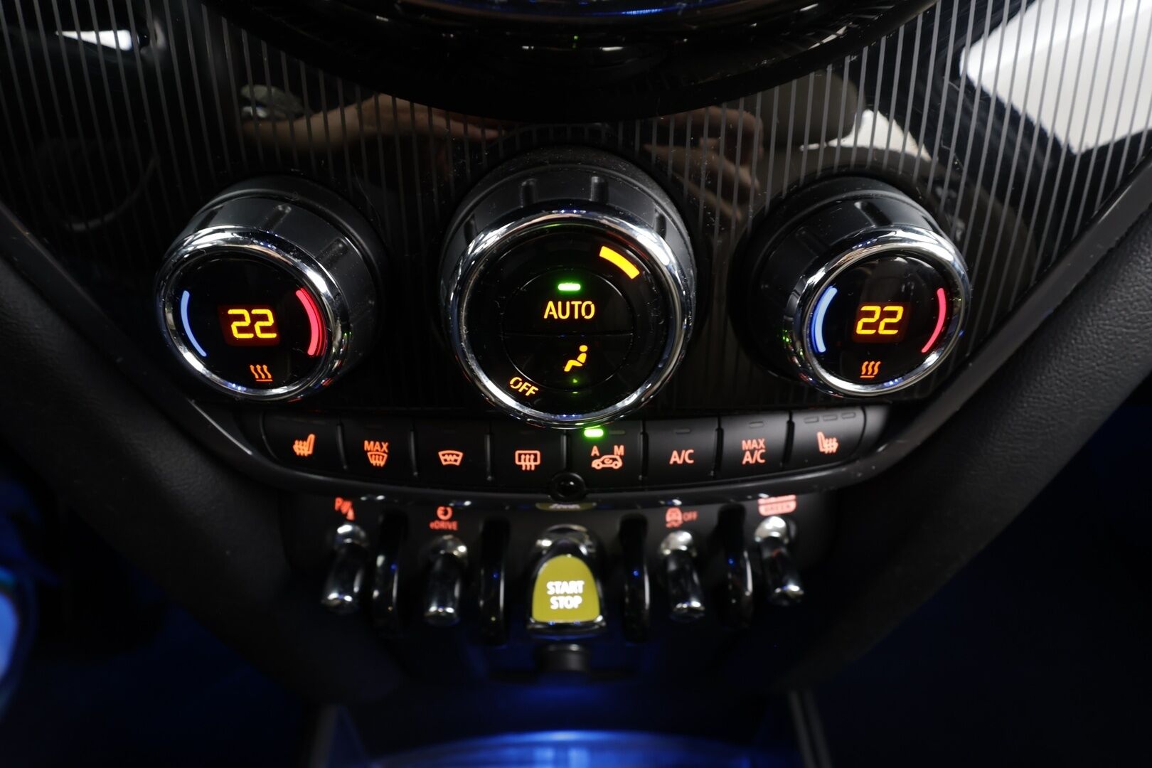 Mini Countryman 2019 Cooper SE ALL4 Maximise * ACC / LED / P.Kamera / Sportnahat / Navi / HUD / H&K / Keyless* - 2x Latauskaapelit / Kahdet renkaat / Merkkihuollettu - HULLUT JOULUT KORKOTARJOUS 2,49% 