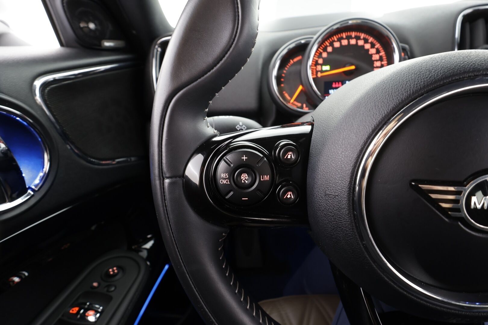 Mini Countryman 2019 Cooper SE ALL4 Maximise * ACC / LED / P.Kamera / Sportnahat / Navi / HUD / H&K / Keyless* - 2x Latauskaapelit / Kahdet renkaat / Merkkihuollettu - HULLUT JOULUT KORKOTARJOUS 2,49% 