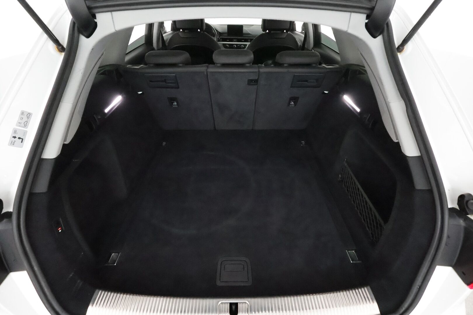 Audi A4 2018 Avant Business 2,0 TDI 140 kW quattro S tronic * Webasto / Adapt.Vakkari / Koukku / Sporttipenkit / LED / Peruutustutkat - Kahdet renkaat aluvanteilla / 2x Renkaat aluvantein / Tulossa Tampereelle!
