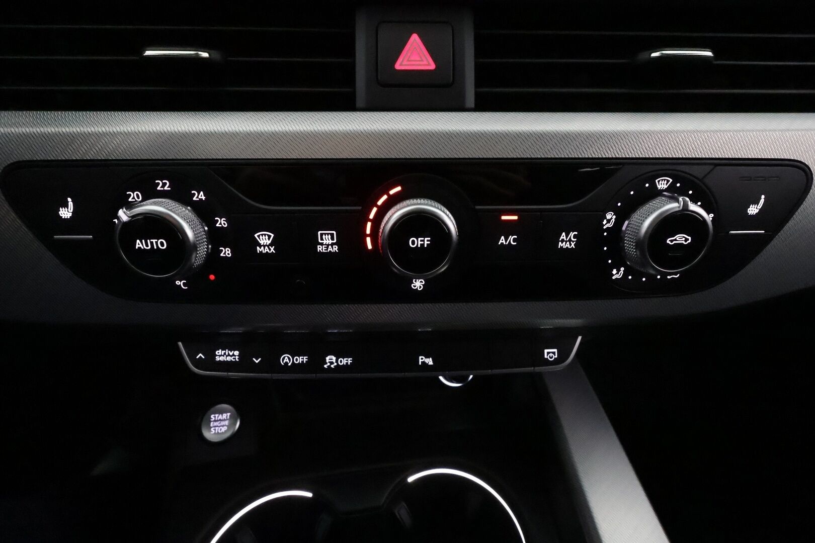 Audi A4 2018 Avant Business 2,0 TDI 140 kW quattro S tronic * Webasto / Adapt.Vakkari / Koukku / Sporttipenkit / LED / Peruutustutkat - Kahdet renkaat aluvanteilla / 2x Renkaat aluvantein / Tulossa Tampereelle!