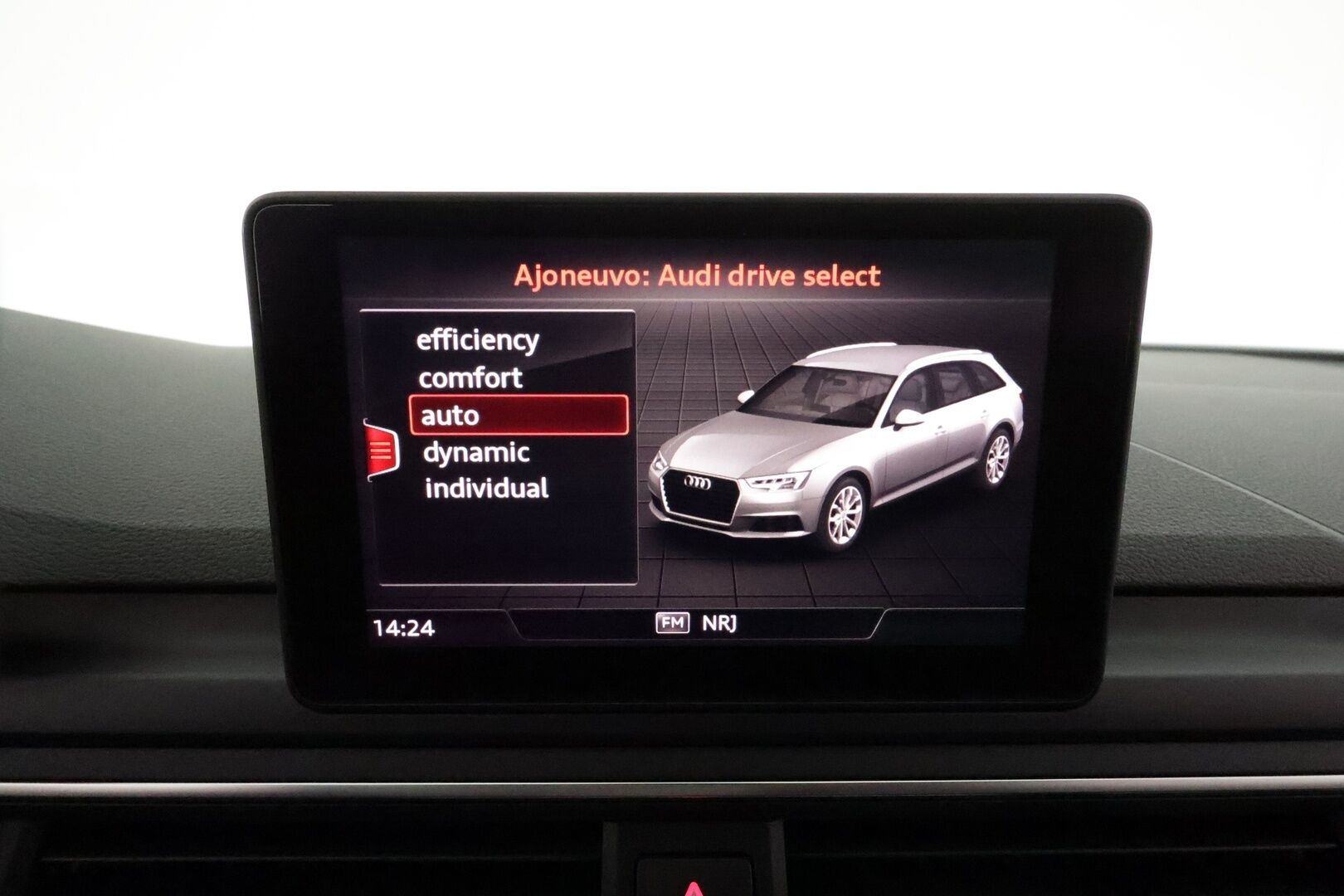 Audi A4 2018 Avant Business 2,0 TDI 140 kW quattro S tronic * Webasto / Adapt.Vakkari / Koukku / Sporttipenkit / LED / Peruutustutkat - Kahdet renkaat aluvanteilla / Jakopää hiljattain tehty / Huippusiisti! - HULLU BLACKWEEK KORKOTARJOUS 2,49%