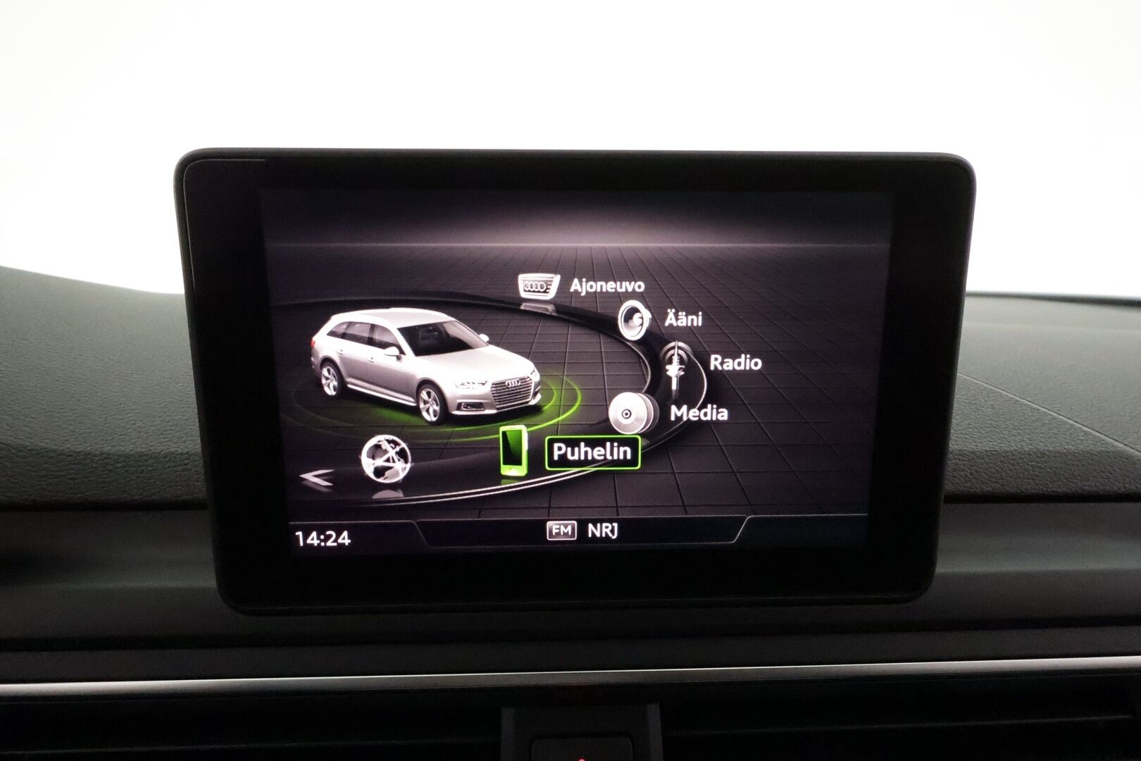 Audi A4 2018 Avant Business 2,0 TDI 140 kW quattro S tronic * Webasto / Adapt.Vakkari / Koukku / Sporttipenkit / LED / Peruutustutkat - Kahdet renkaat aluvanteilla / 2x Renkaat aluvantein / Tulossa Tampereelle!