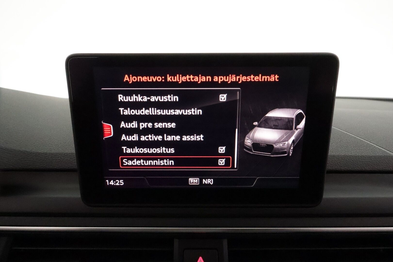 Audi A4 2018 Avant Business 2,0 TDI 140 kW quattro S tronic * Webasto / Adapt.Vakkari / Koukku / Sporttipenkit / LED / Peruutustutkat - Kahdet renkaat aluvanteilla / 2x Renkaat aluvantein / Tulossa Tampereelle!