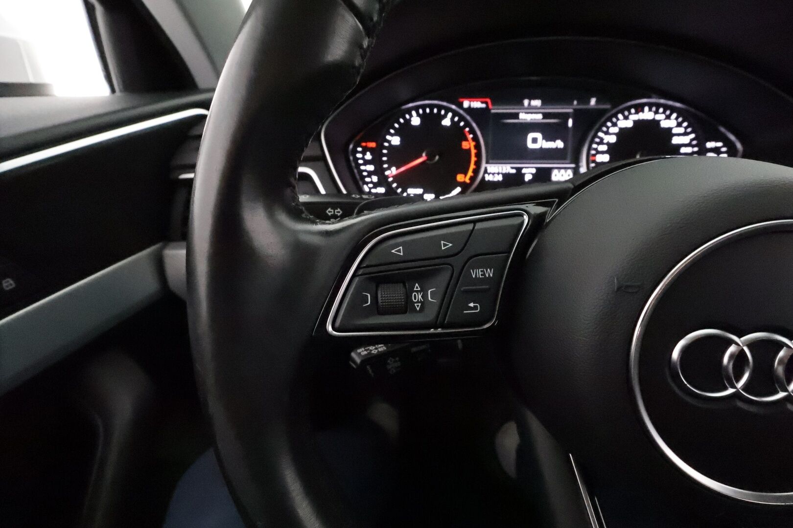 Audi A4 2018 Avant Business 2,0 TDI 140 kW quattro S tronic * Webasto / Adapt.Vakkari / Koukku / Sporttipenkit / LED / Peruutustutkat - Kahdet renkaat aluvanteilla / 2x Renkaat aluvantein / Tulossa Tampereelle!