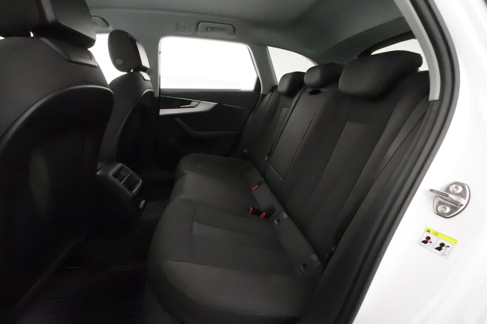 Audi A4 2018 Avant Business 2,0 TDI 140 kW quattro S tronic * Webasto / Adapt.Vakkari / Koukku / Sporttipenkit / LED / Peruutustutkat - Kahdet renkaat aluvanteilla / Jakopää hiljattain tehty / Huippusiisti! - HULLU BLACKWEEK KORKOTARJOUS 2,49%