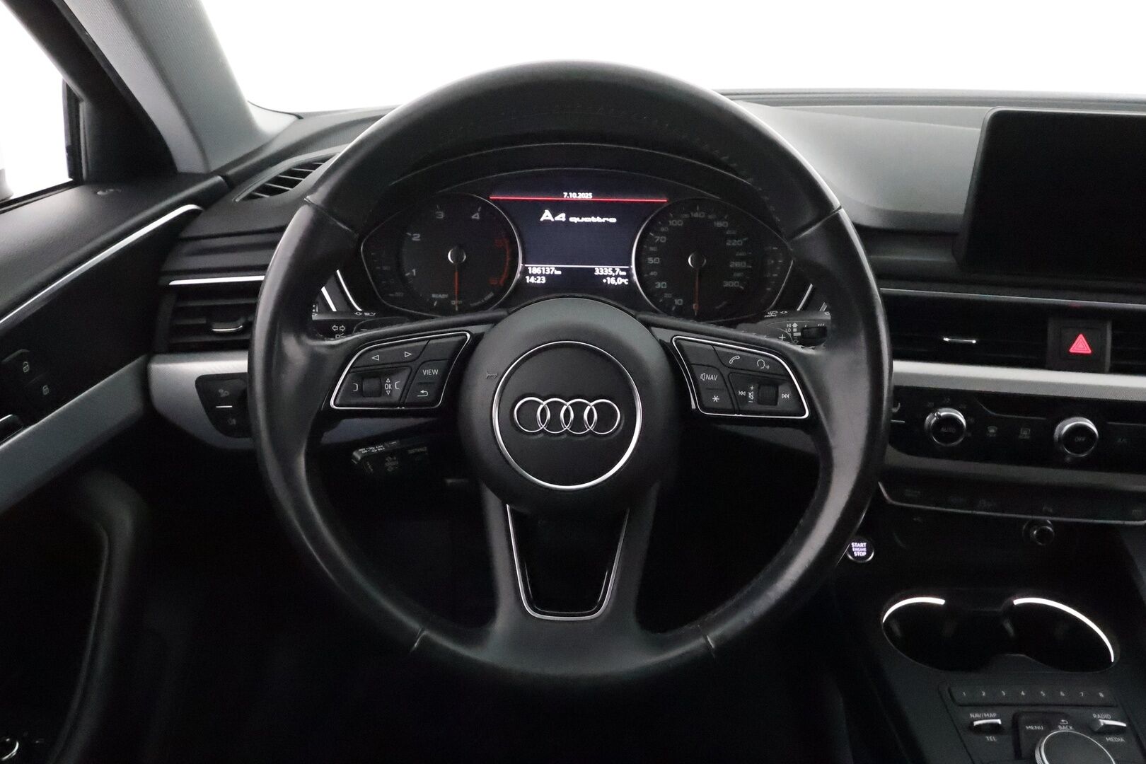 Audi A4 2018 Avant Business 2,0 TDI 140 kW quattro S tronic * Webasto / Adapt.Vakkari / Koukku / Sporttipenkit / LED / Peruutustutkat - Kahdet renkaat aluvanteilla / 2x Renkaat aluvantein / Tulossa Tampereelle!
