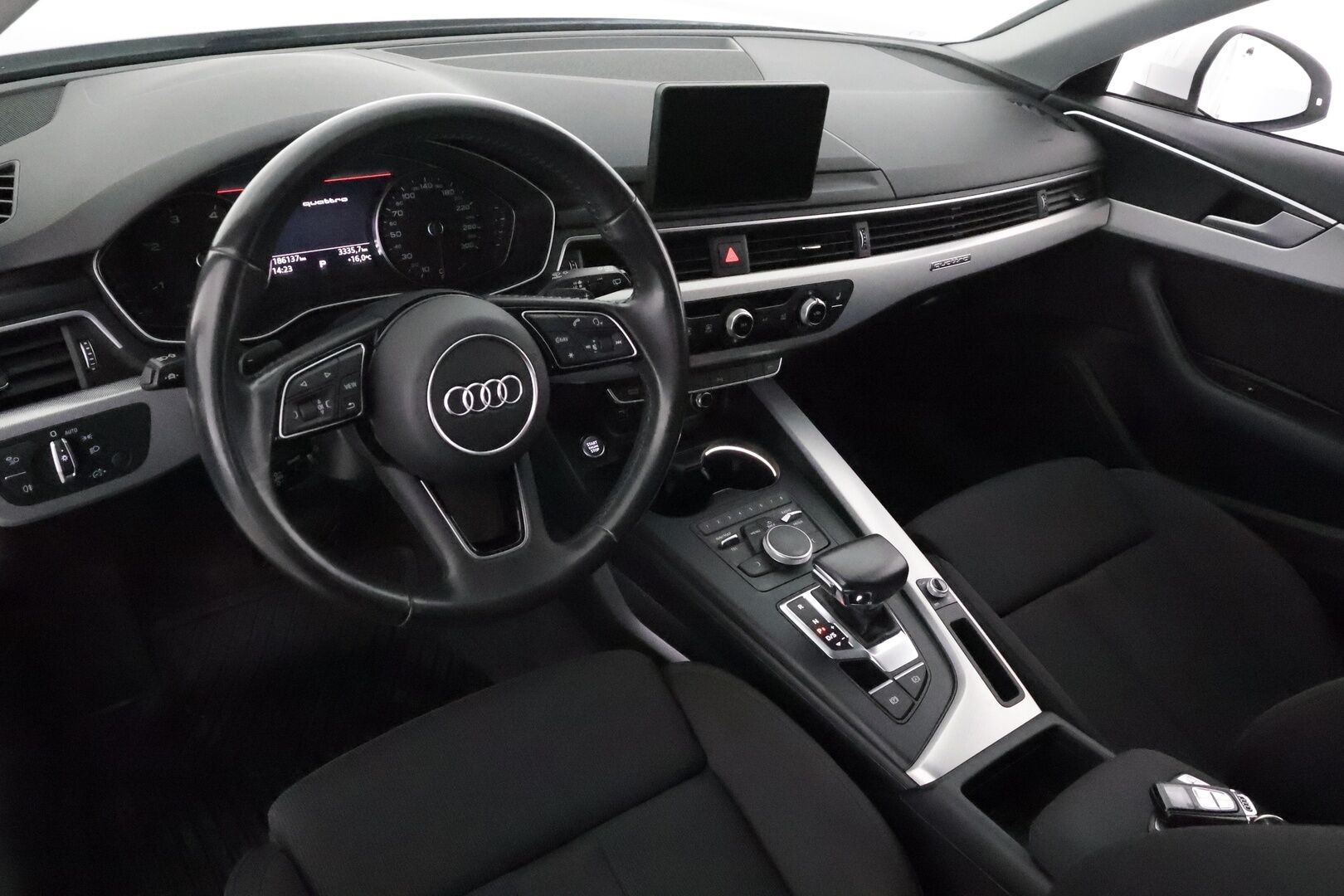 Audi A4 2018 Avant Business 2,0 TDI 140 kW quattro S tronic * Webasto / Adapt.Vakkari / Koukku / Sporttipenkit / LED / Peruutustutkat - Kahdet renkaat aluvanteilla / Jakopää hiljattain tehty / Huippusiisti! - HULLU BLACKWEEK KORKOTARJOUS 2,49%