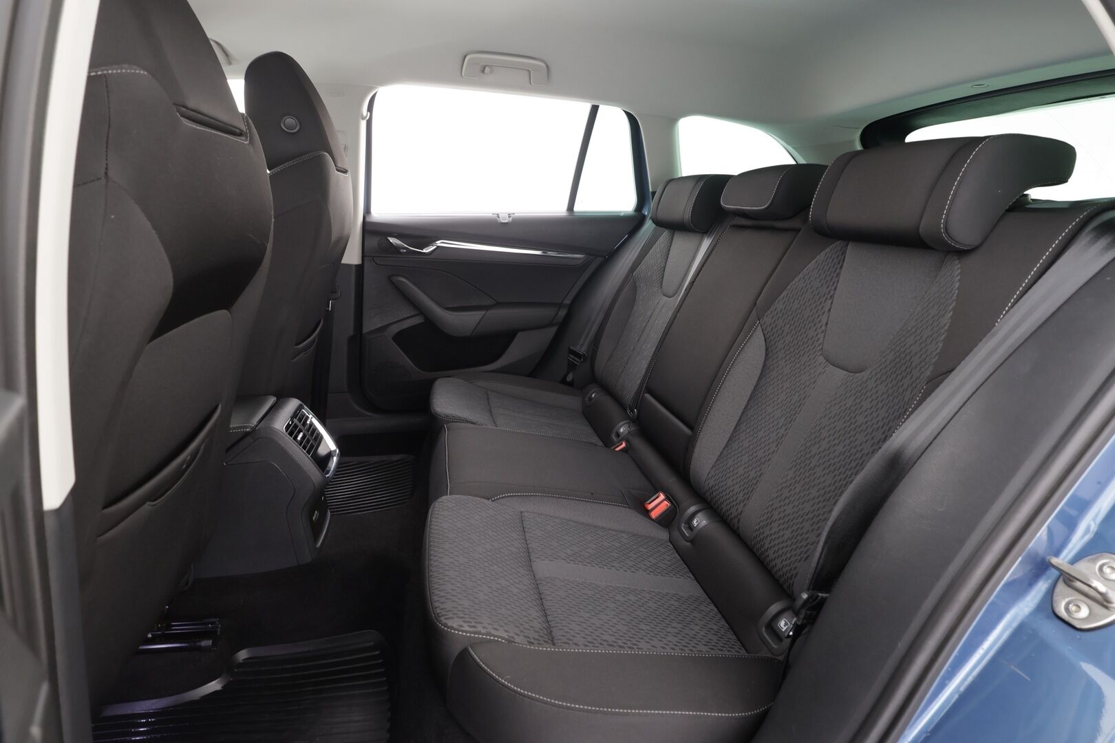 Skoda Octavia 2021 Combi 2.0 TDI 150 4x4 Style DSG * ACC / P.kamera / Matrix LED / Koukku / Webasto / Keyless / Navi * - 1.Om Suomi-auto / Kahdet renkaat aluvanteilla 