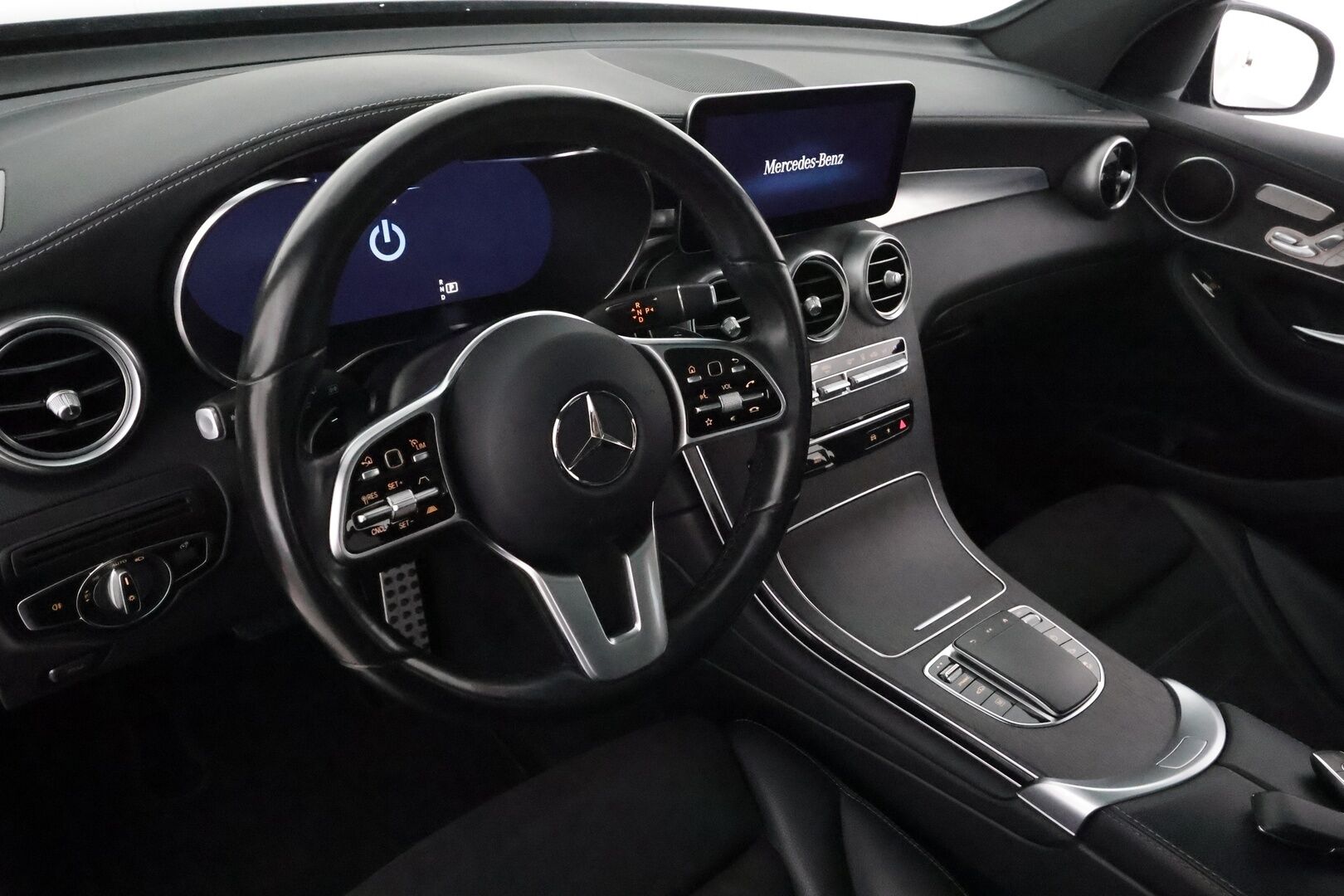 Mercedes-Benz GLC 2022 300 de 4MATIC A Business AMG ** Panorama / 360° Kamera / Adapt.Vakkari / Sporttipenkit Muistilla / LED-valot / Koukku ** - 3,99 % KORKOTARJOUS TÄHÄN AUTOON - 1.Om Suomi-auto / 2x Latauskaapelit / Kahdet Renkaat / Akku Kuntotarkistettu!