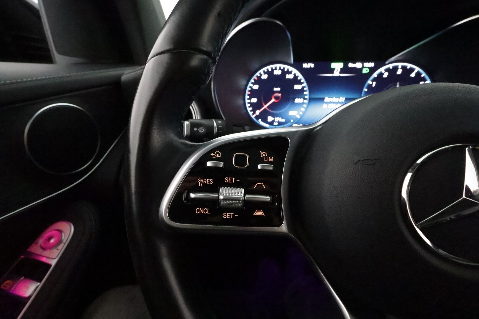 Mercedes-Benz GLC 2022 300 de 4MATIC A Business AMG ** Panorama / 360° Kamera / Adapt.Vakkari / Sporttipenkit Muistilla / LED-valot / Koukku ** - 3,99 % KORKOTARJOUS TÄHÄN AUTOON - 1.Om Suomi-auto / 2x Latauskaapelit / Kahdet Renkaat / Akku Kuntotarkistettu!