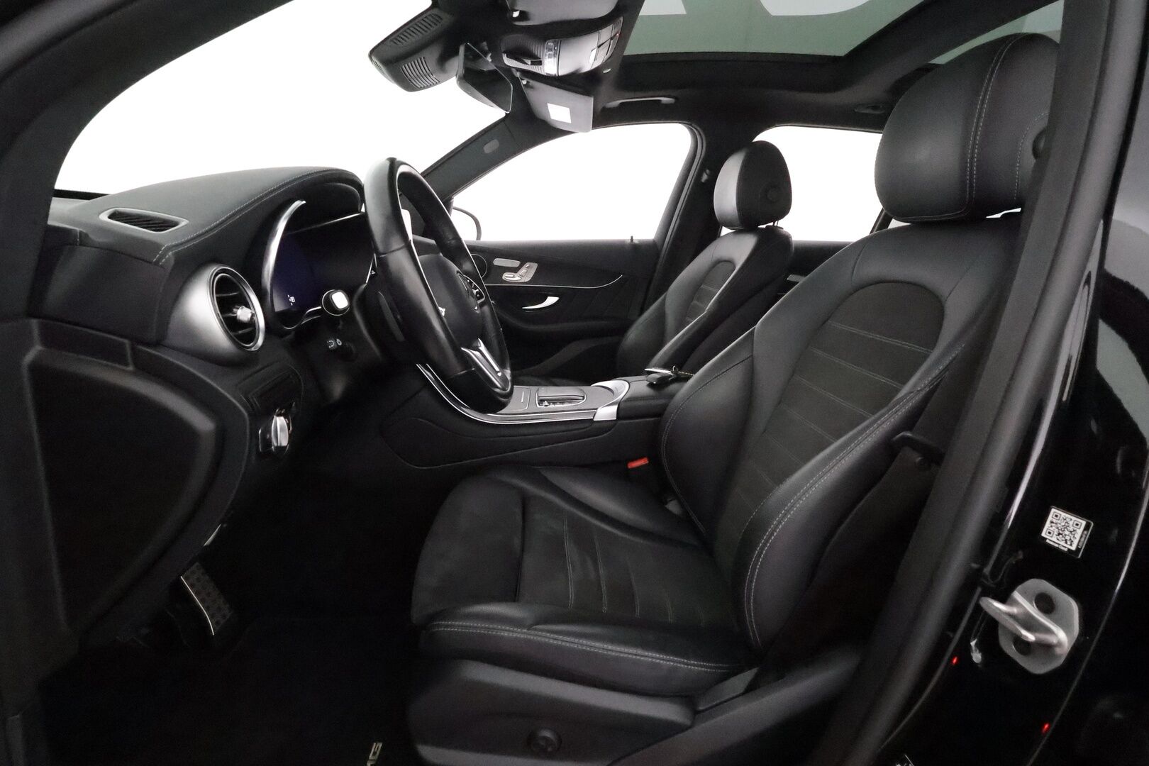 Mercedes-Benz GLC 2022 300 de 4MATIC A Business AMG ** Panorama / 360° Kamera / Adapt.Vakkari / Sporttipenkit Muistilla / LED-valot / Koukku ** - 3,99 % KORKOTARJOUS TÄHÄN AUTOON - 1.Om Suomi-auto / 2x Latauskaapelit / Kahdet Renkaat / Akku Kuntotarkistettu!