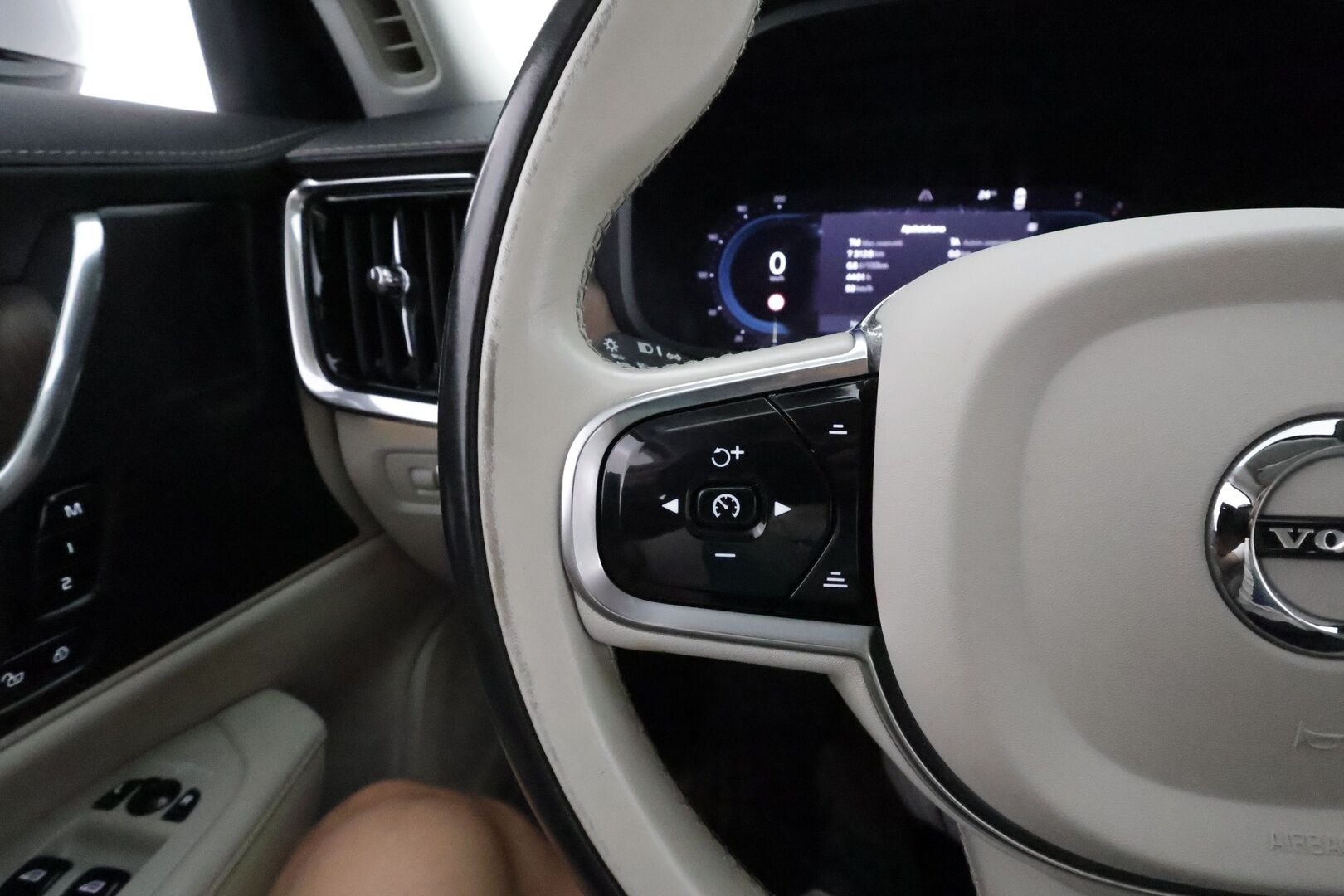 Volvo S90 2022 B5 AWD D-MHEV Business Inscription * ACC / H&K / Webasto / Koukku / Full-LED / P.kamera / Sporttinahat Muistilla* - *1.OM Suomi-auto / 2x Renkaat ja vanteet*