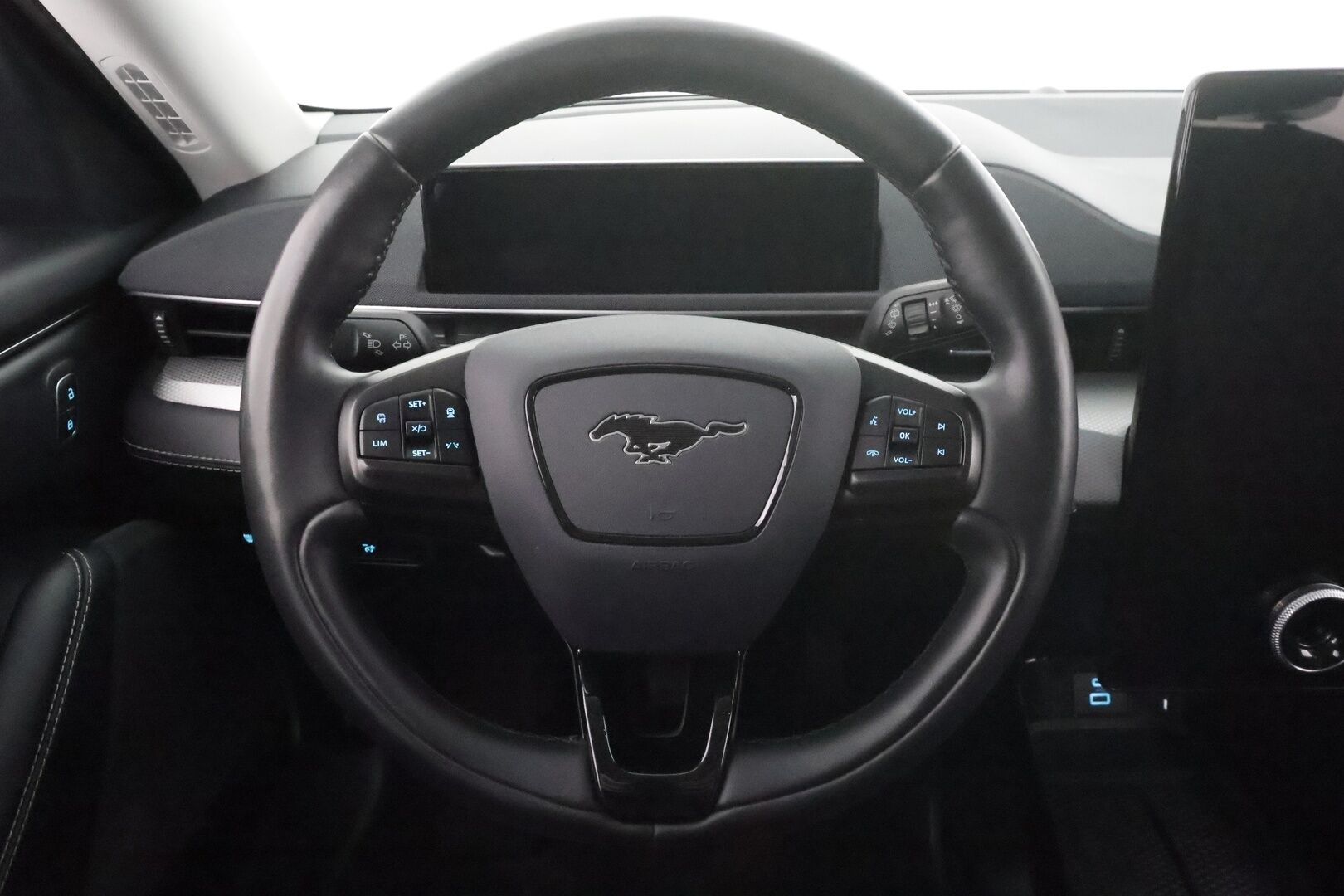 Ford Mustang Mach-E 2022 75kWh A1 RWD * ACC / LED / P.kamera / Nahkaverhoilu / Kaistavahti / Navi / Koukku * - 1-om Suomi-auto / Kahdet renkaat aluvanteilla