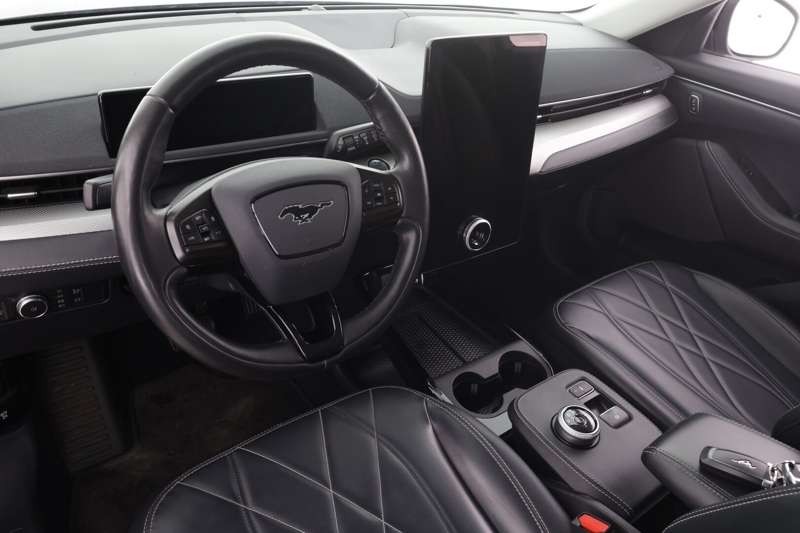 Ford Mustang Mach-E 2022 75kWh A1 RWD * ACC / LED / P.kamera / Nahkaverhoilu / Kaistavahti / Navi / Koukku * - 1-om Suomi-auto / Kahdet renkaat aluvanteilla