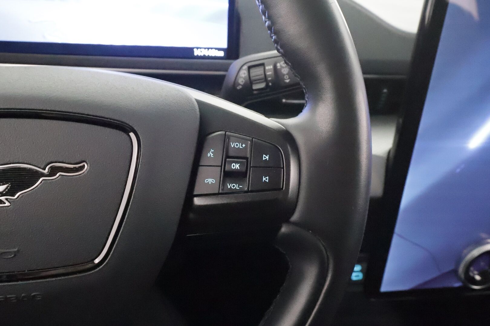 Ford Mustang Mach-E 2022 75kWh A1 RWD * ACC / LED / P.kamera / Nahkaverhoilu / Kaistavahti / Navi / Koukku * - 1-om Suomi-auto / Kahdet renkaat aluvanteilla