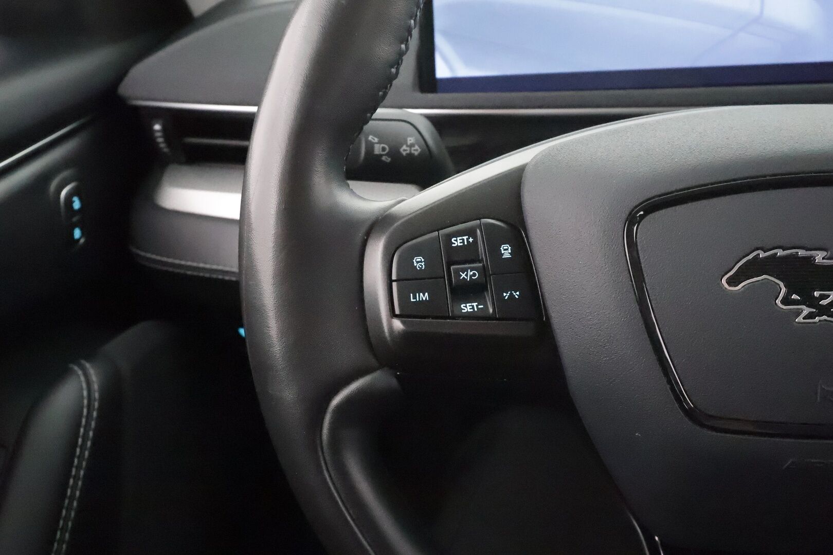 Ford Mustang Mach-E 2022 75kWh A1 RWD * ACC / LED / P.kamera / Nahkaverhoilu / Kaistavahti / Navi / Koukku * - 1-om Suomi-auto / Kahdet renkaat aluvanteilla