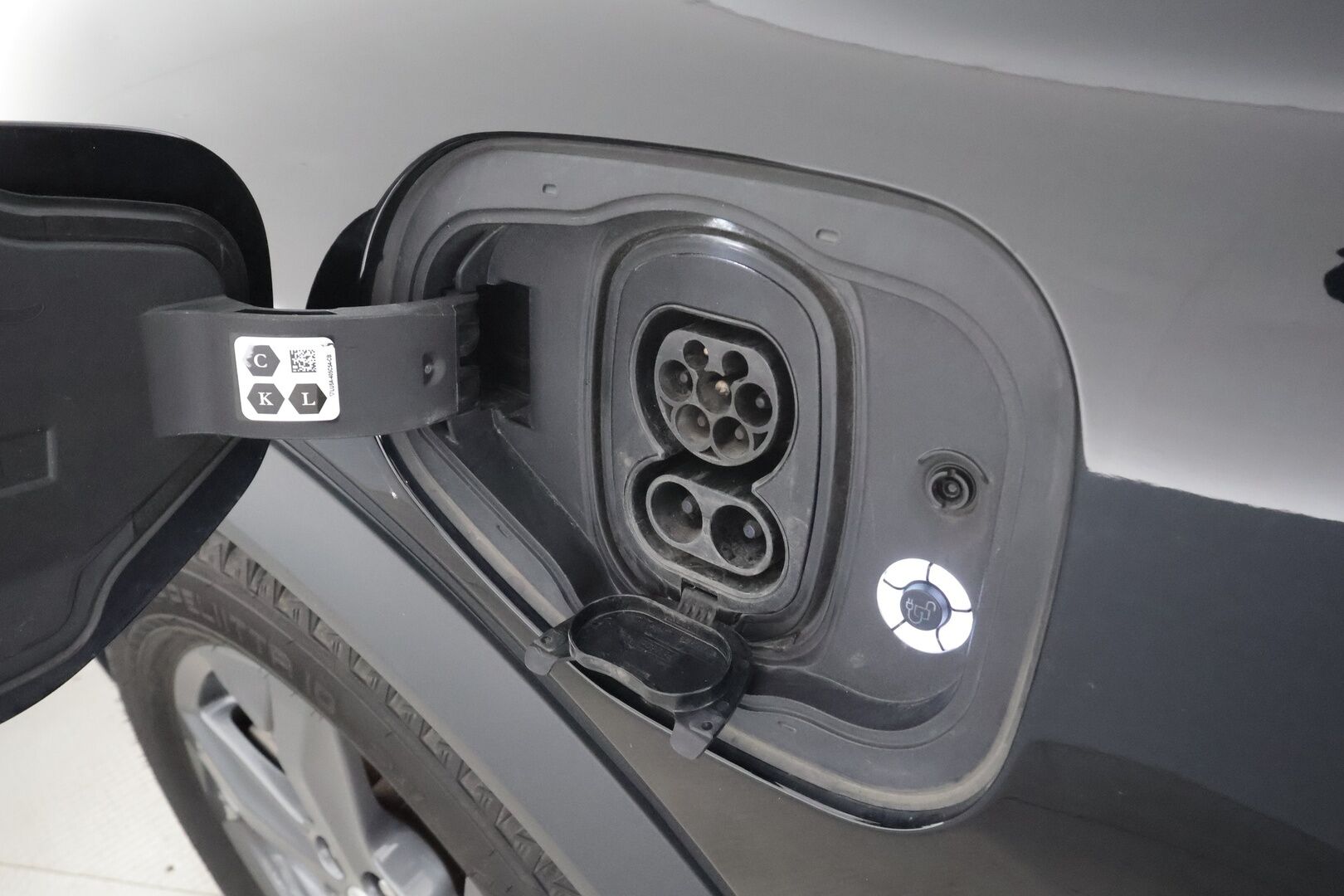 Ford Mustang Mach-E 2022 75kWh A1 RWD * ACC / LED / P.kamera / Nahkaverhoilu / Kaistavahti / Navi / Koukku * - 1-om Suomi-auto / Kahdet renkaat aluvanteilla