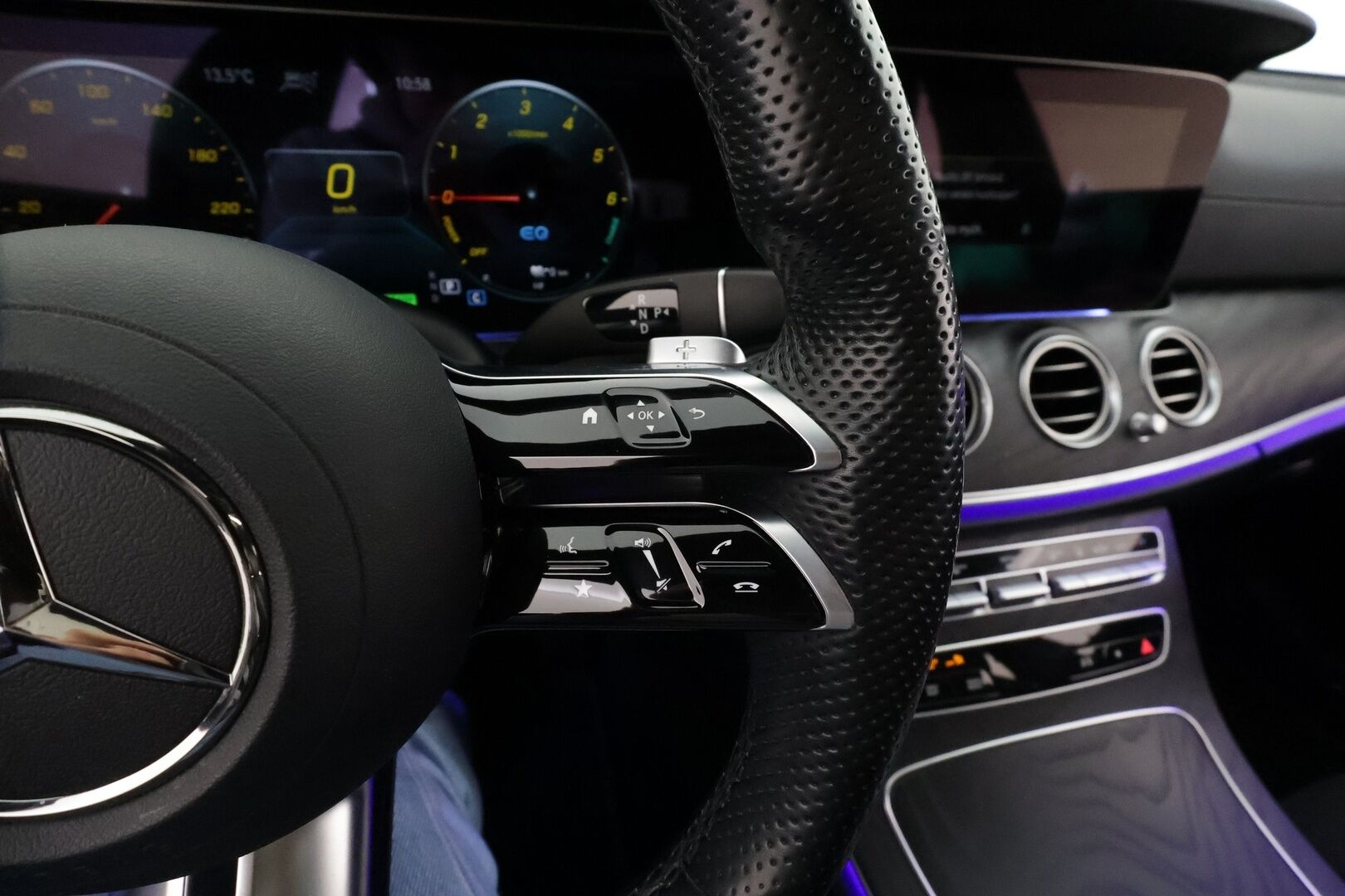 Mercedes-Benz E 2022 300 de 4MATIC T A AMG *Distronic+ / Comfort-penkit Muistilla / Burmester / 360° / Panorama / Koukku / Navi / Keyless* - Akku kuntotarkastettu / Suomi-auto / Kahdet vanteet / AMG / Night paketti