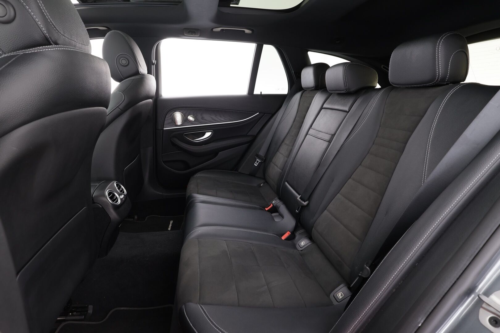 Mercedes-Benz E 2022 300 de 4MATIC T A AMG *Distronic+ / Comfort-penkit Muistilla / Burmester / 360° / Panorama / Koukku / Navi / Keyless* - Akku kuntotarkastettu / Suomi-auto / Kahdet vanteet / AMG / Night paketti - HULLUT AVAJAISHULINAT KORKOTARJOUS 3,29 %