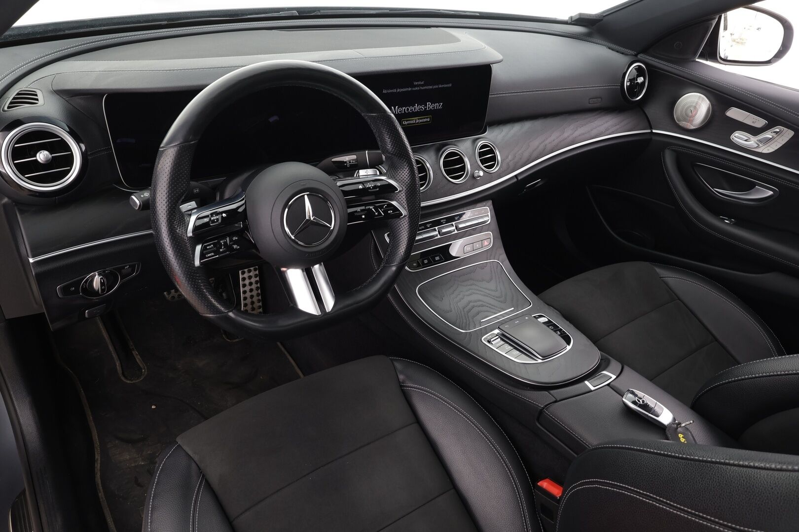 Mercedes-Benz E 2022 300 de 4MATIC T A AMG *Distronic+ / Comfort-penkit Muistilla / Burmester / 360° / Panorama / Koukku / Navi / Keyless* - Akku kuntotarkastettu / Suomi-auto / Kahdet vanteet / AMG / Night paketti - HULLUT AVAJAISHULINAT KORKOTARJOUS 3,29 %