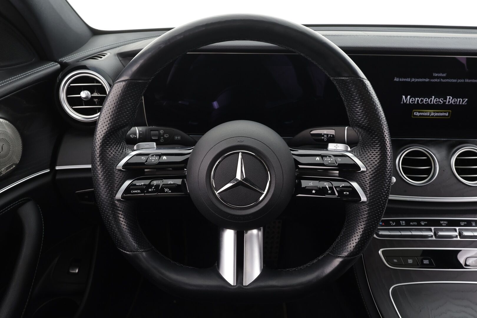 Mercedes-Benz E 2022 300 de 4MATIC T A AMG *Distronic+ / Comfort-penkit Muistilla / Burmester / 360° / Panorama / Koukku / Navi / Keyless* - KATSO MIHIN HINTAAN AMG! / Akku kuntotarkastettu / Suomi-auto / Kahdet vanteet / Night paketti - HULLUT AVAJAISHULINAT KORKOTARJOUS 3,29 %