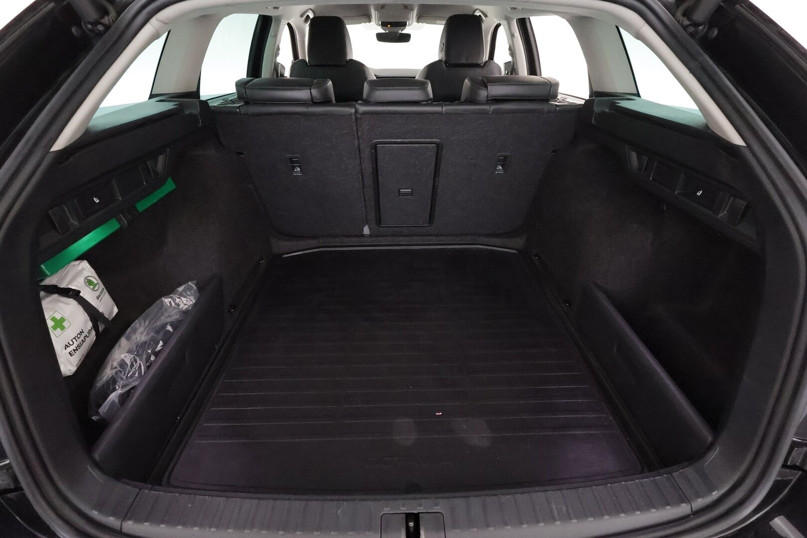 Skoda Octavia 2022 Combi 2.0 TDI 150 4x4 Style DSG Autom. - 1.Om Suomi-auto / Ilmastoidut&Hierovat muistipenkit / Canton / Webasto / Matrix-LED / Adapt. Vakkari / KeylessGo 