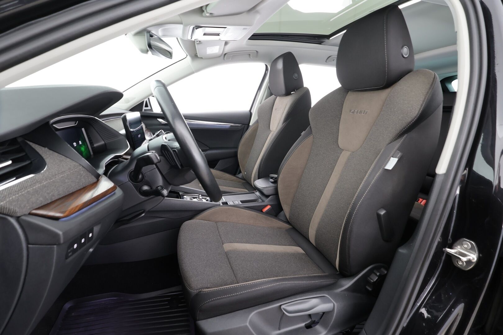 Skoda Octavia 2022 Combi 2.0 TDI 150 4x4 Scout DSG  *Acc / Webasto / Panorama / Matrix LED / P.Kamera / Keyless / Navi * - 1.om Suomi auto / Kahdet renkaat - HULLUT JOULUT KORKOTARJOUS 2,49% 