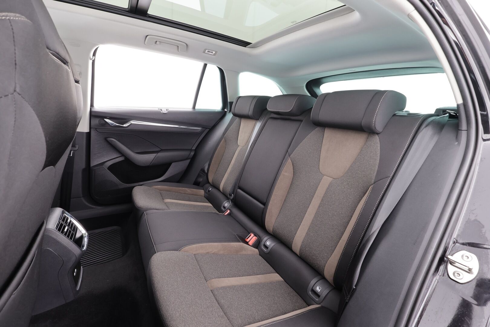 Skoda Octavia 2022 Combi 2.0 TDI 150 4x4 Scout DSG  *Acc / Webasto / Panorama / Matrix LED / P.Kamera / Keyless / Navi * - 1.om Suomi auto / Kahdet renkaat - HULLUT JOULUT KORKOTARJOUS 2,49% 