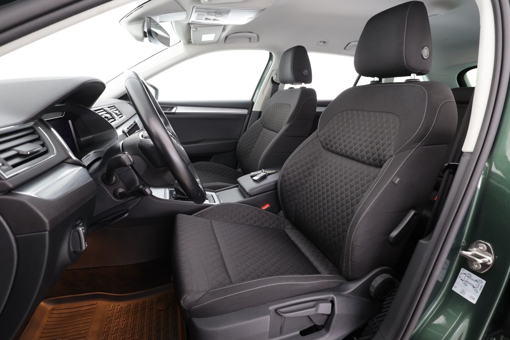 Skoda Superb 2021 Combi 2,0 TDI 150 Ambition DSG * ACC / P.kamera / LED / Digimittaristo / KeylessGo / Sähköluukku * - 1.Om Suomi-auto / Kahdet renkaat aluvanteilla