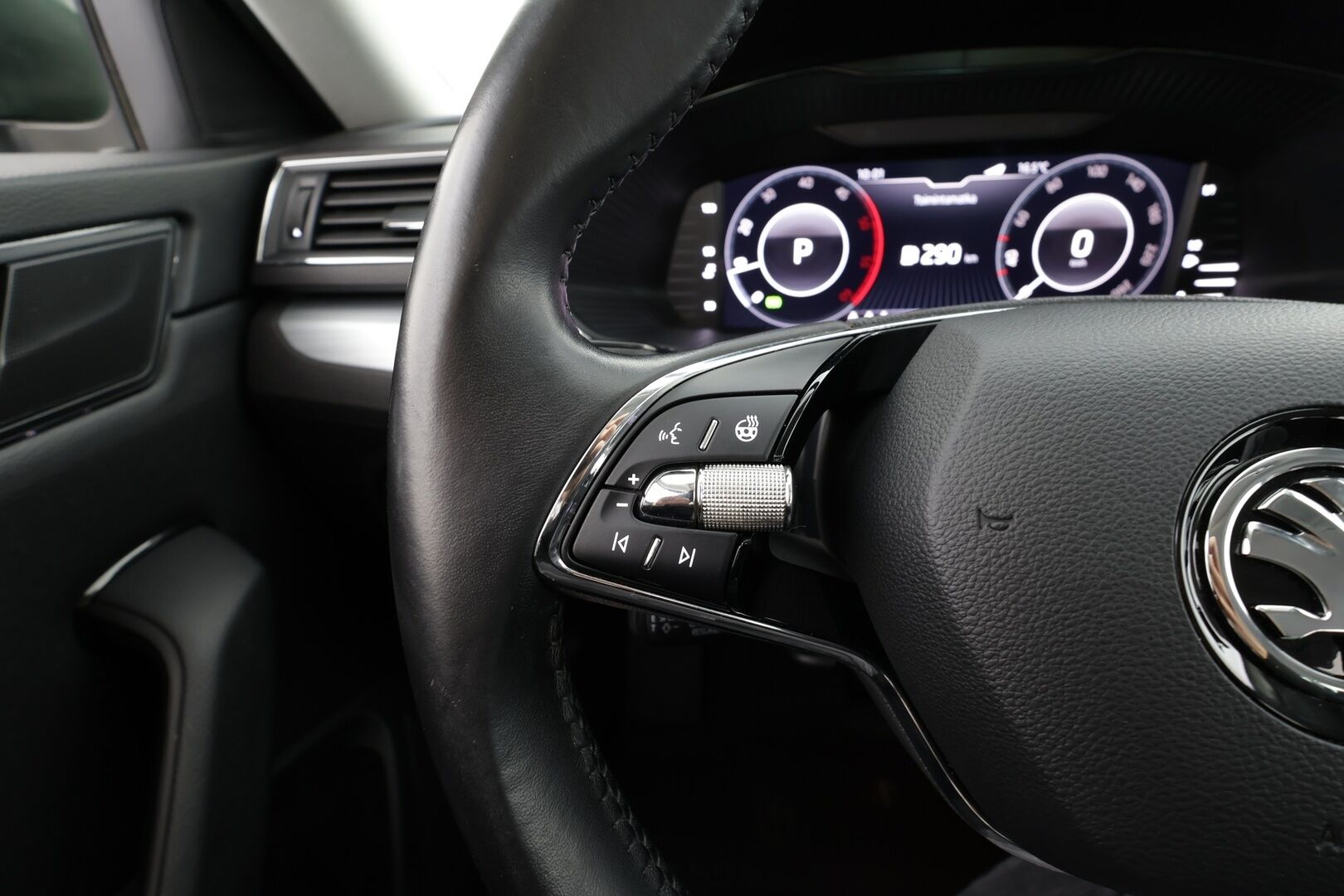 Skoda Superb 2021 Combi 2,0 TDI 150 Ambition DSG * ACC / P.kamera / LED / Digimittaristo / KeylessGo / Sähköluukku * - 1.Om Suomi-auto / Kahdet renkaat aluvanteilla