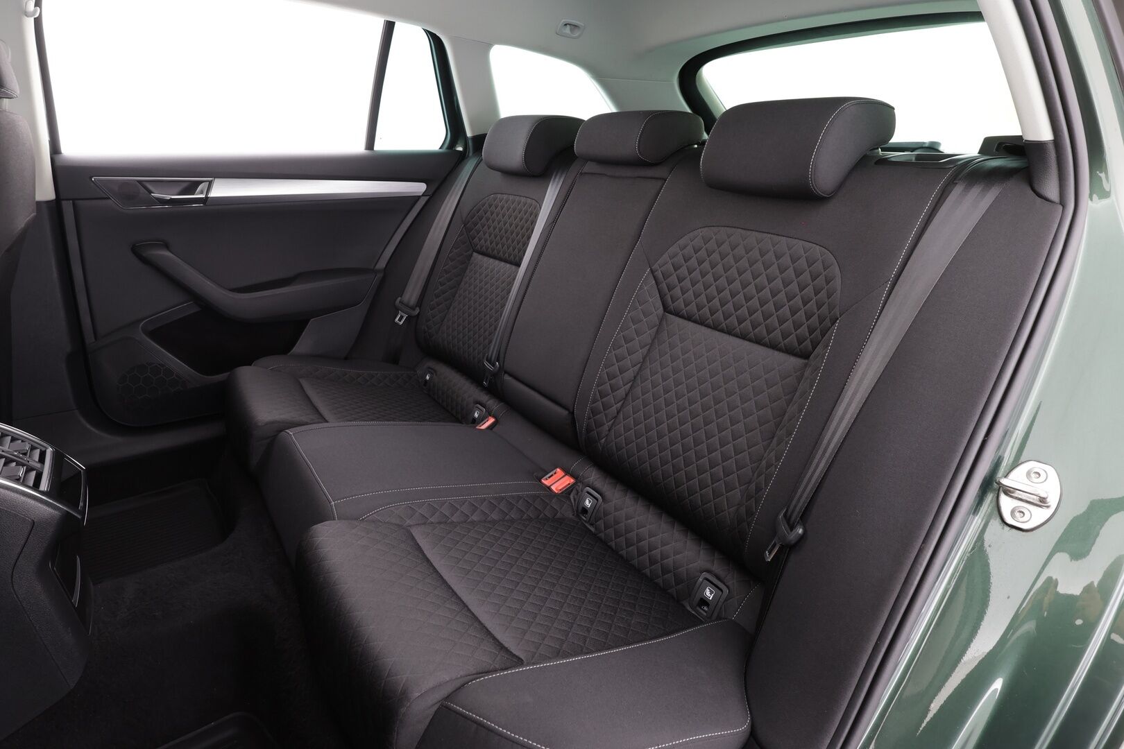 Skoda Superb 2021 Combi 2,0 TDI 150 Ambition DSG * ACC / P.kamera / LED / Digimittaristo / KeylessGo / Sähköluukku * - 1.Om Suomi-auto / Kahdet renkaat aluvanteilla