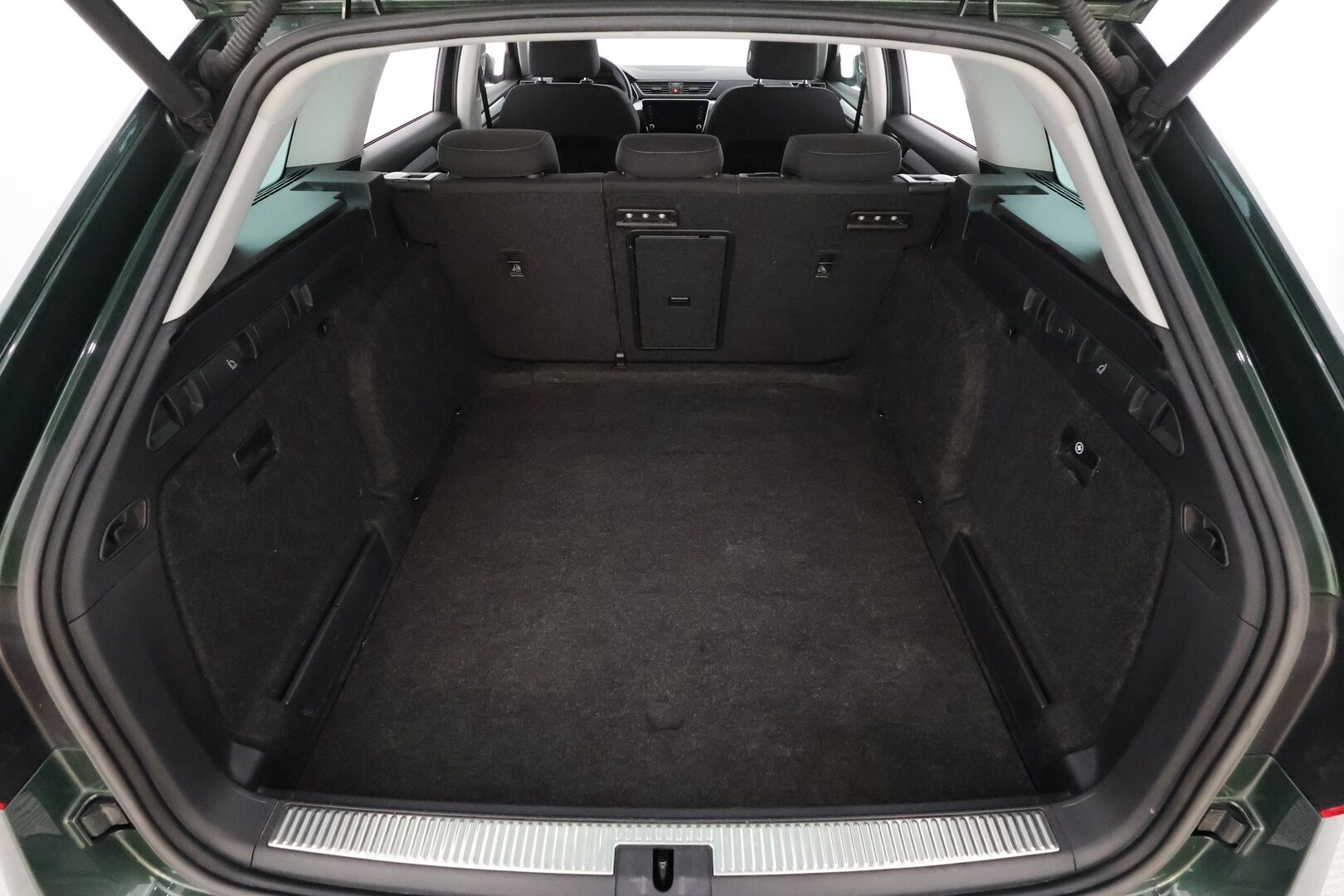 Skoda Superb 2021 Combi 2,0 TDI 150 Ambition DSG * ACC / P.kamera / LED / Digimittaristo / KeylessGo / Sähköluukku * - 1.Om Suomi-auto / Kahdet renkaat aluvanteilla