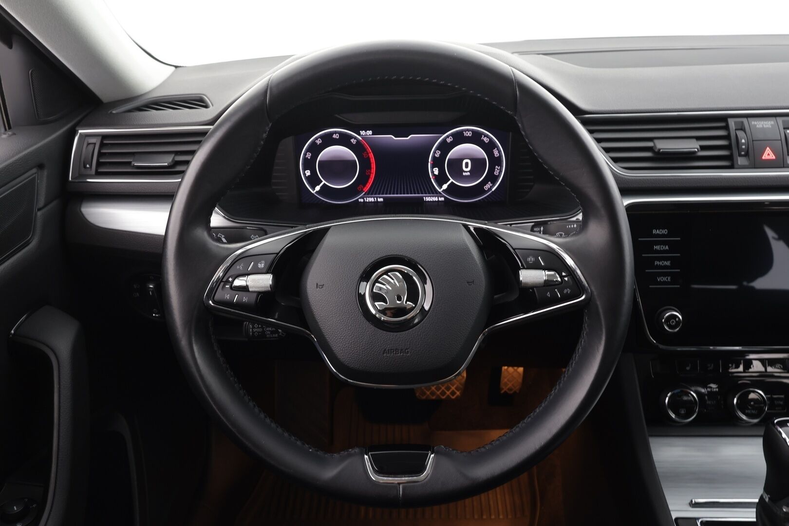 Skoda Superb 2021 Combi 2,0 TDI 150 Ambition DSG * ACC / P.kamera / LED / Digimittaristo / KeylessGo / Sähköluukku * - 1.Om Suomi-auto / Kahdet renkaat aluvanteilla - HULLU BLACKWEEK KORKOTARJOUS 2,49%