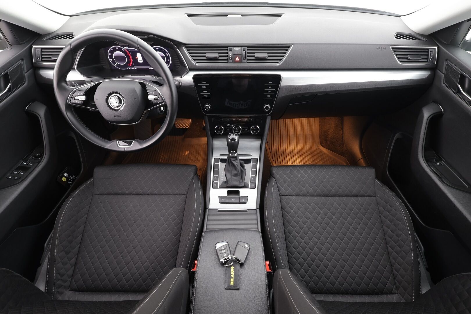 Skoda Superb 2021 Combi 2,0 TDI 150 Ambition DSG * ACC / P.kamera / LED / Digimittaristo / KeylessGo / Sähköluukku * - 1.Om Suomi-auto / Kahdet renkaat aluvanteilla - HULLU BLACKWEEK KORKOTARJOUS 2,49%